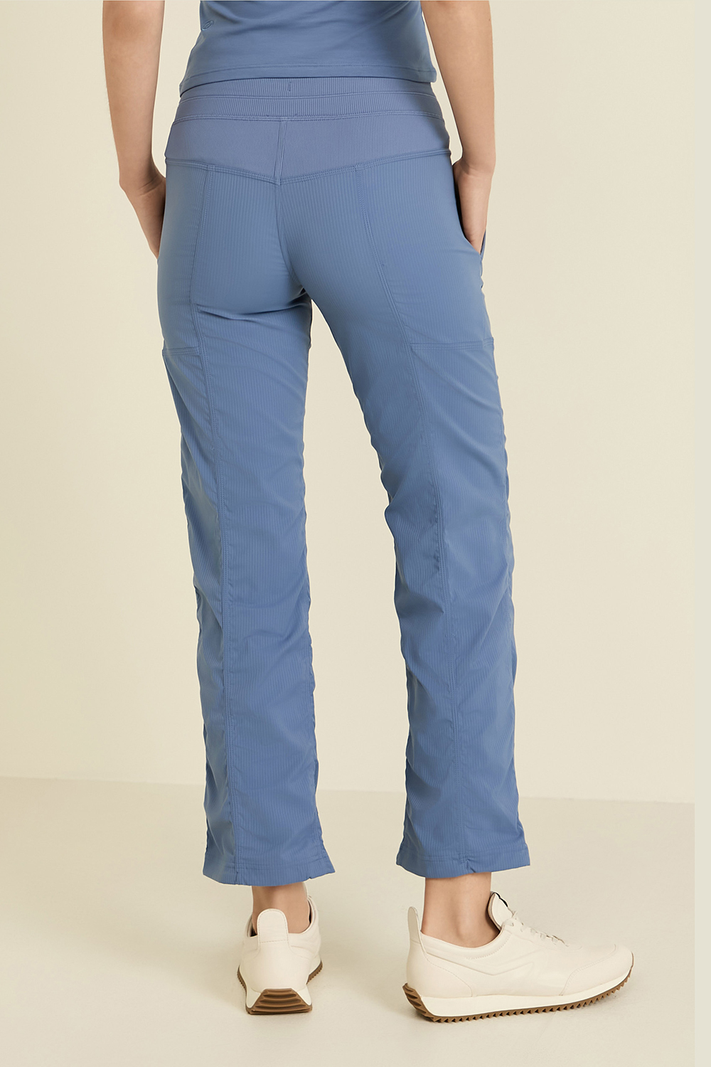 תמונת דוגמן אחורית של Dance Studio Mid-Rise Pant *Short