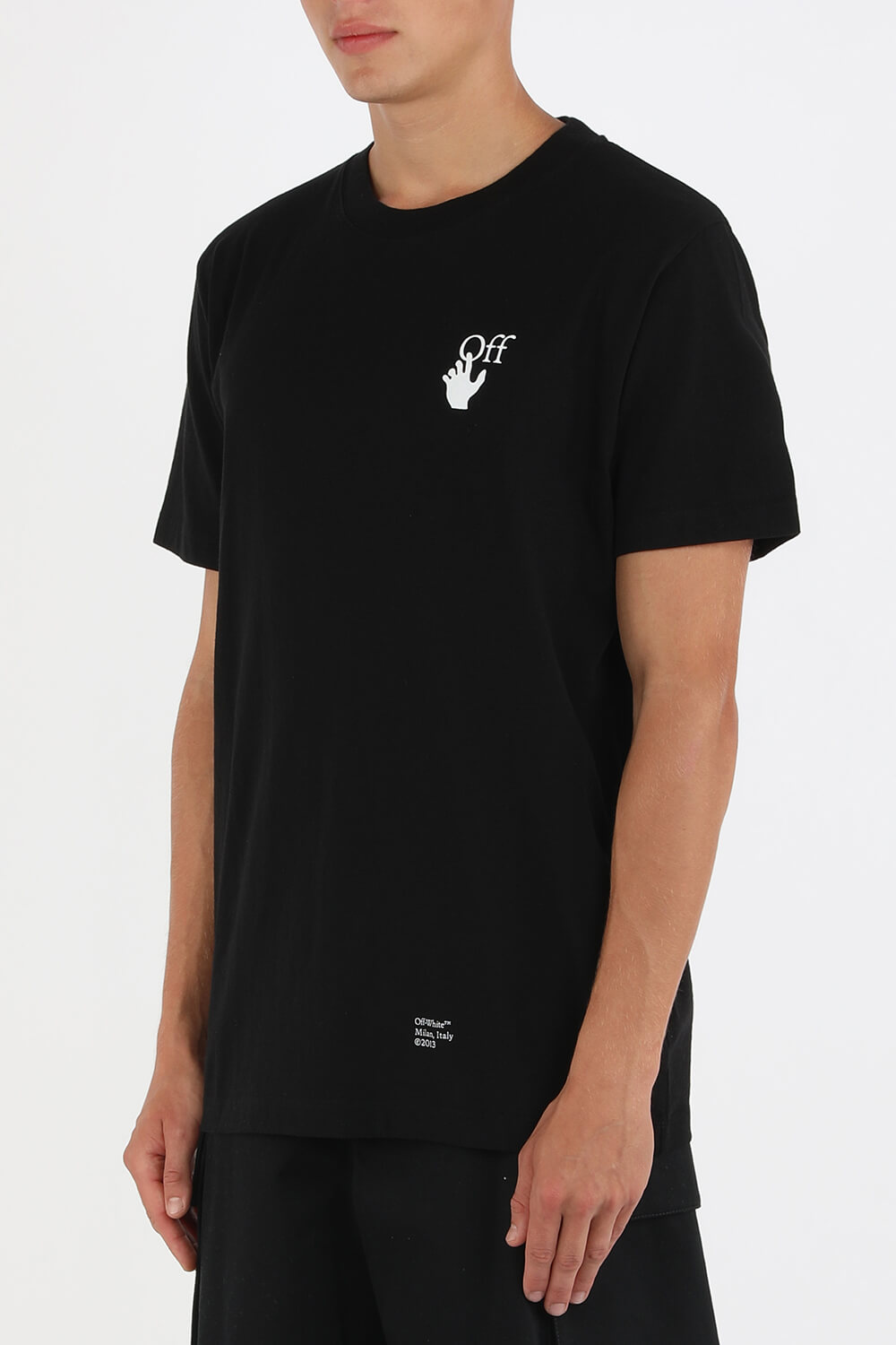 תמונת דוגמן קידמית של חולצת לוגו חיצים בשחור