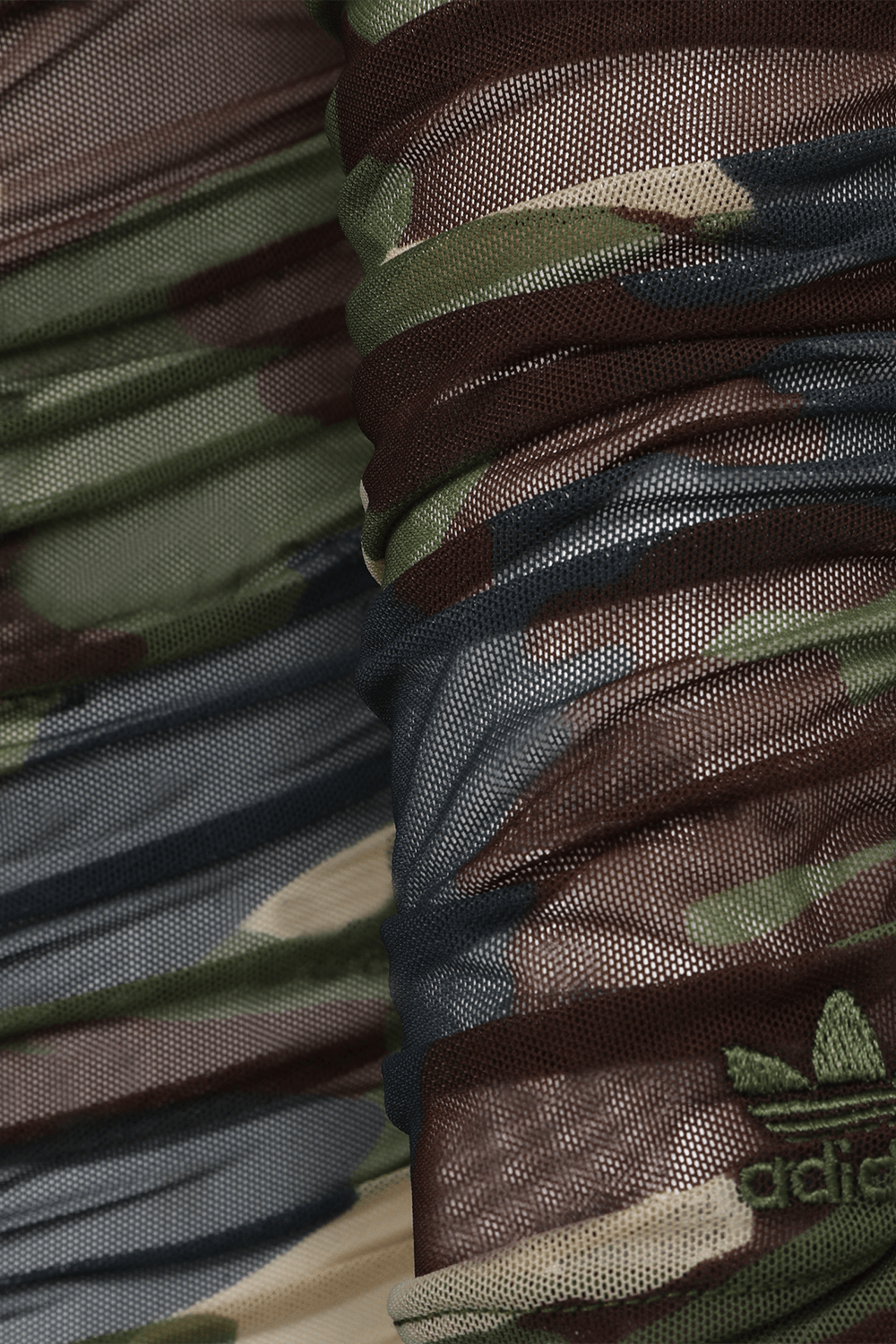 תמונת תקריב של אדידס X אייבי פארק אוברול קמופלאז'