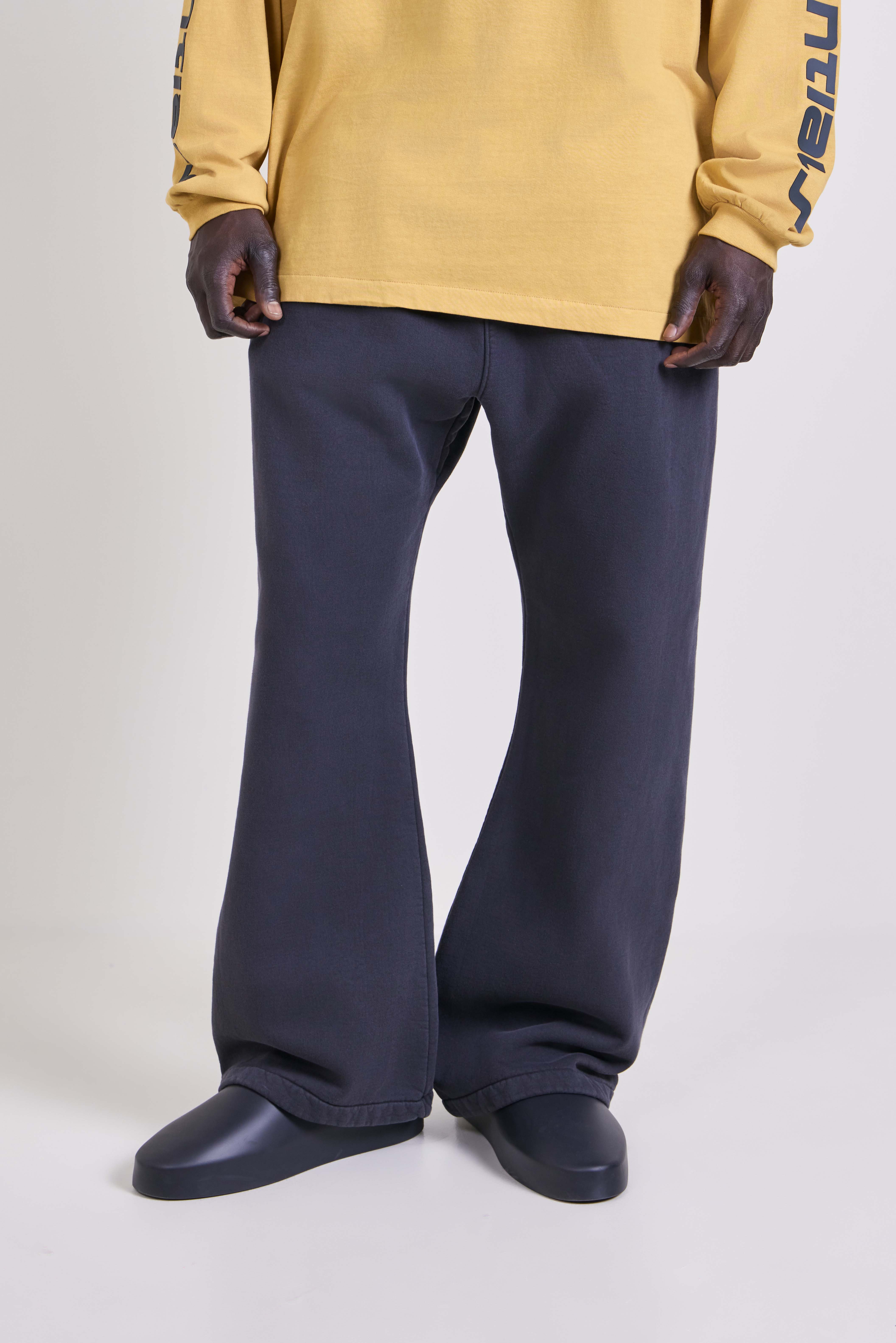 תמונת דוגמן קידמית של מכנסי ג'וגר בגזרה רחבה