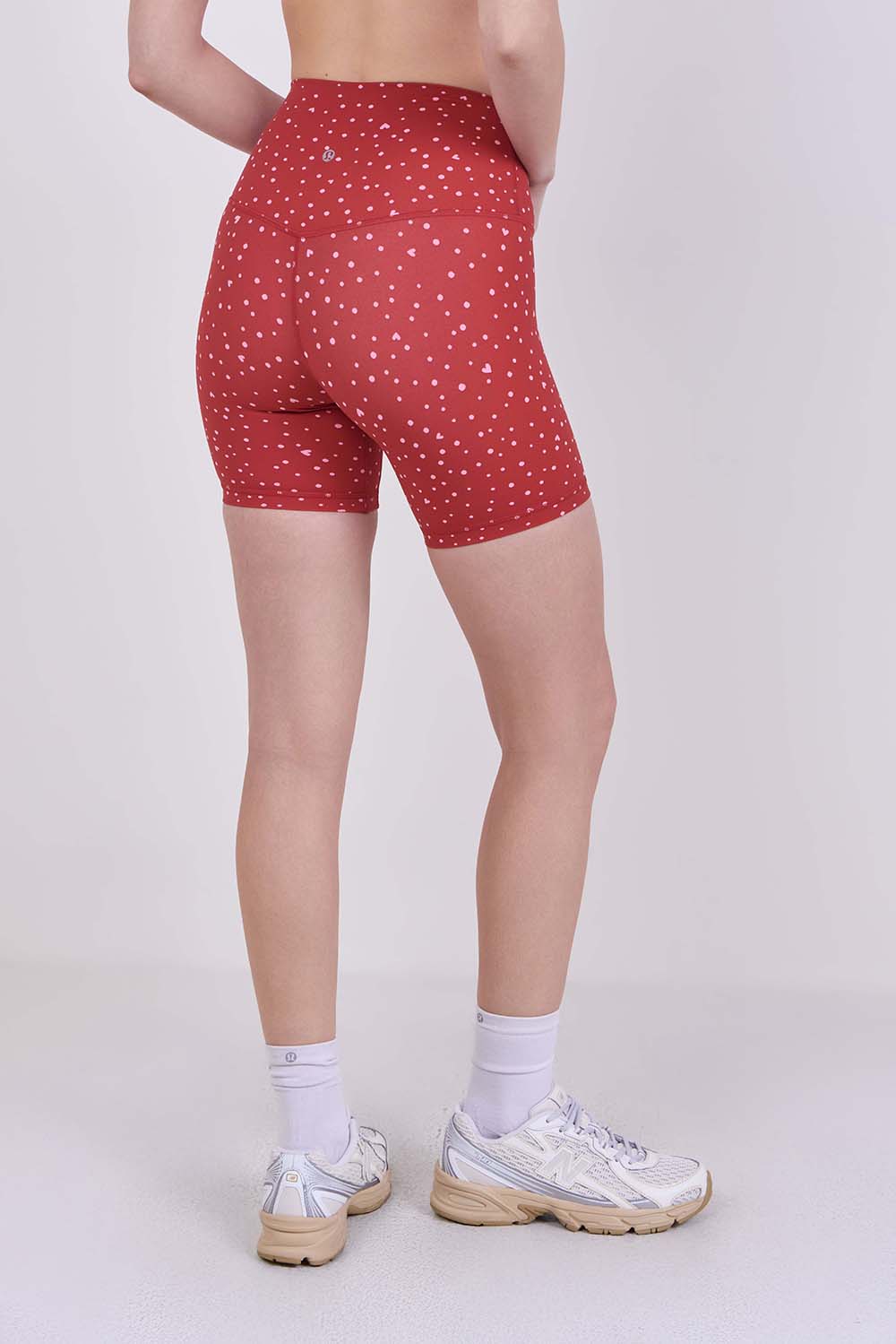 תמונת דוגמן אחורית של lululemon Align&trade; High-Rise Short 6