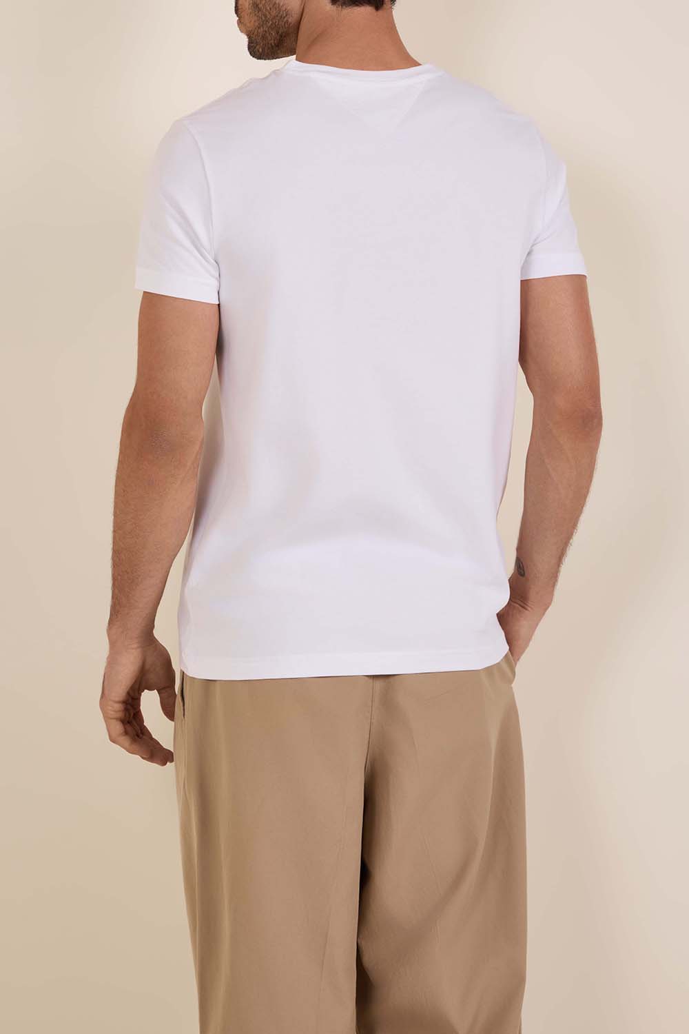 תמונת דוגמן אחורית של חולצת טי סלים פיט