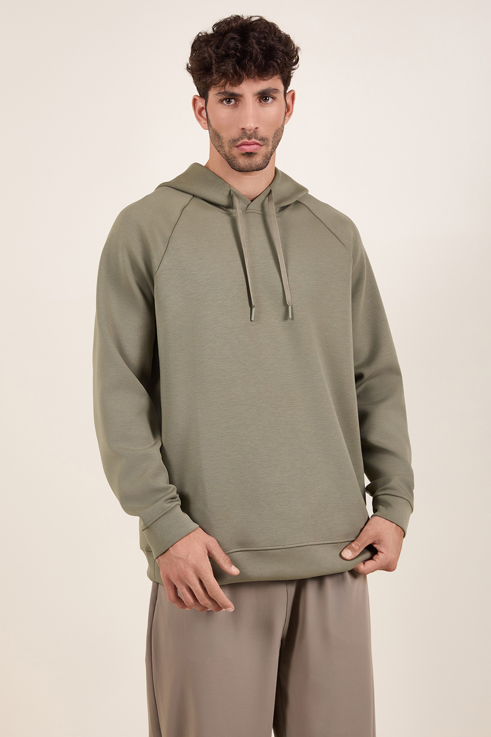 תמונת דוגמן קידמית של Smooth Spacer Pullover Hoodie