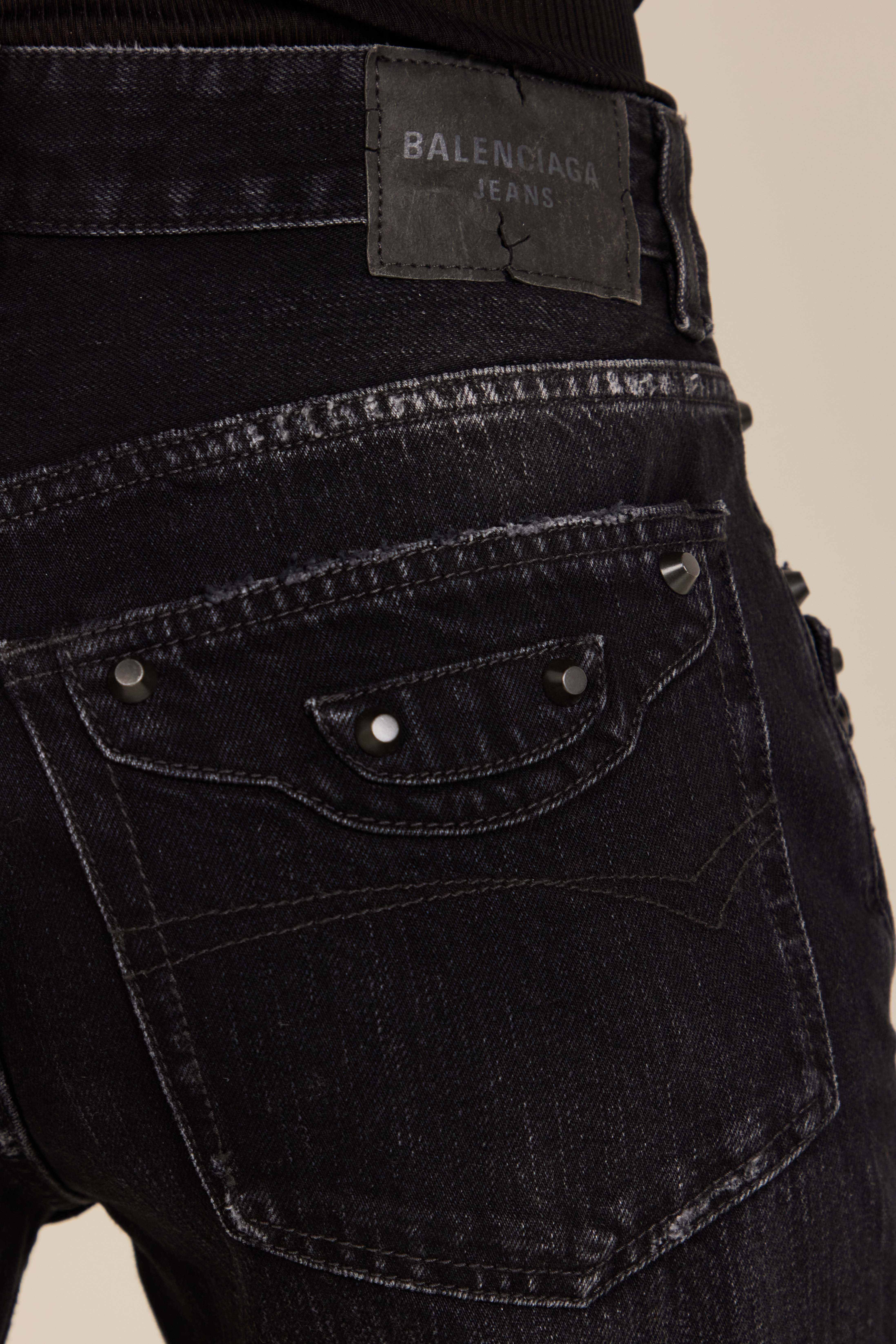 תמונת תקריב דוגמן של מכנסי ג'ינס סיטי באקל