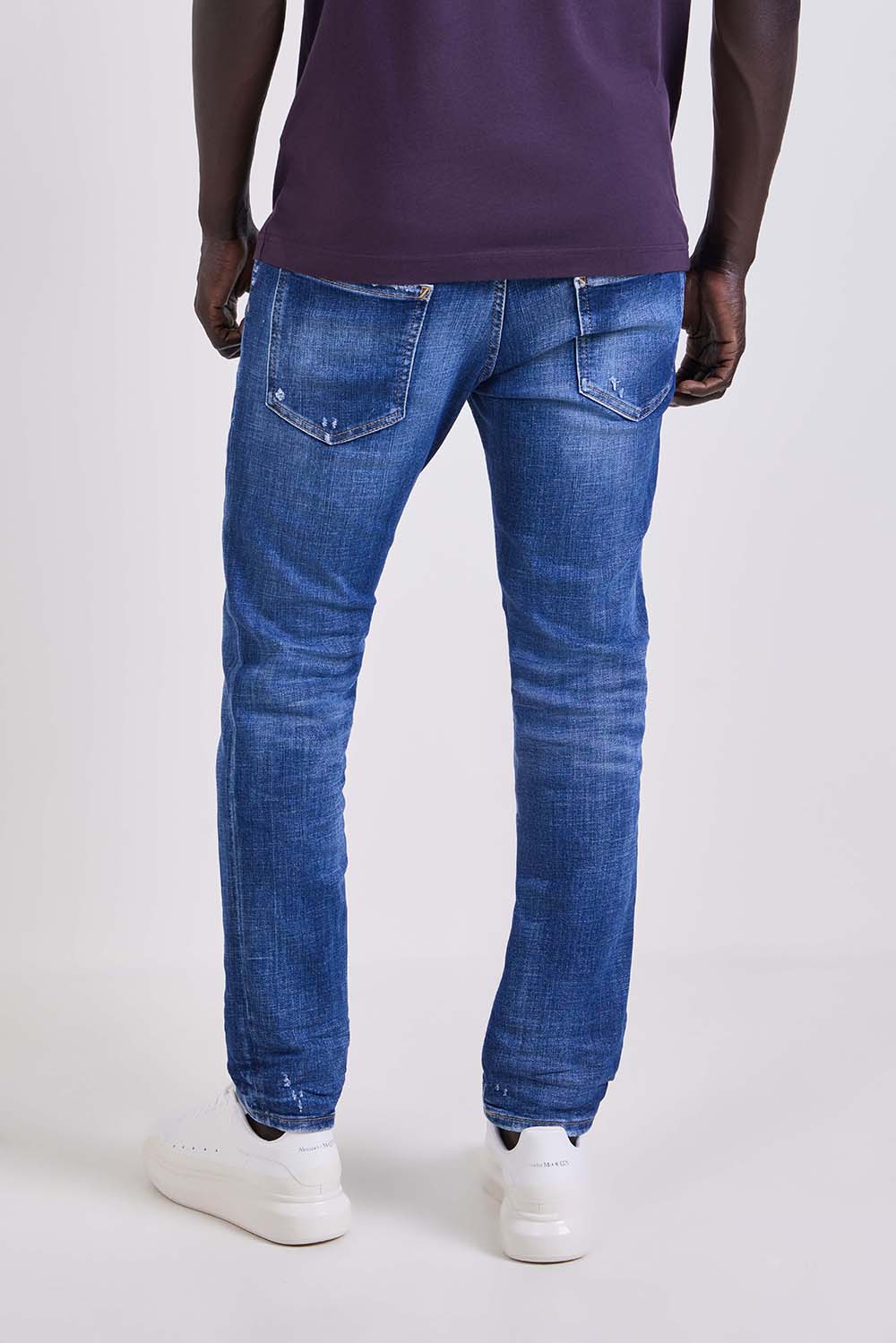 תמונת דוגמן אחורית של מכנסי ג׳ינס בגזרת סלים