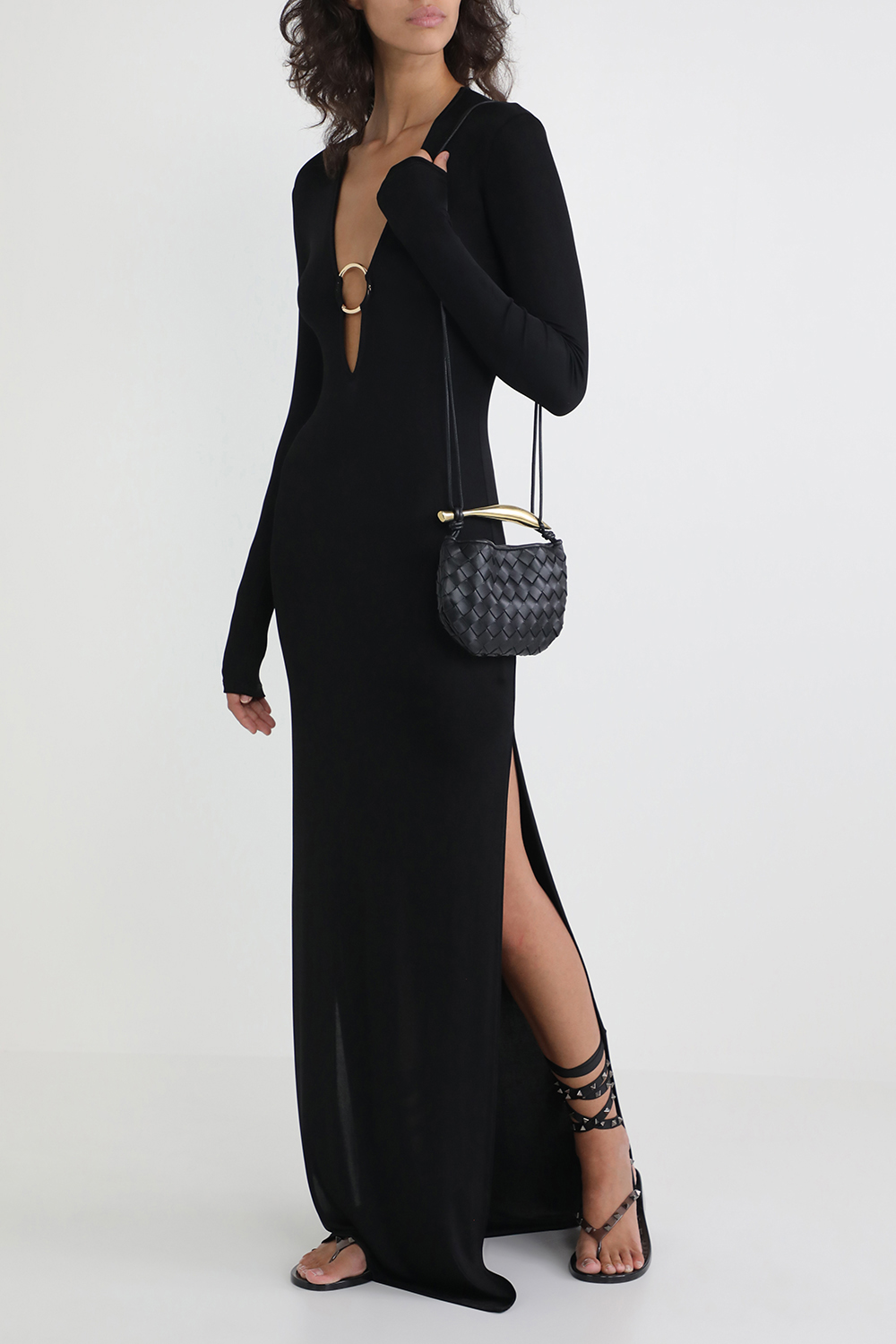 תמונת דוגמן קידמית של תיק קלוע עם ידית זהובה