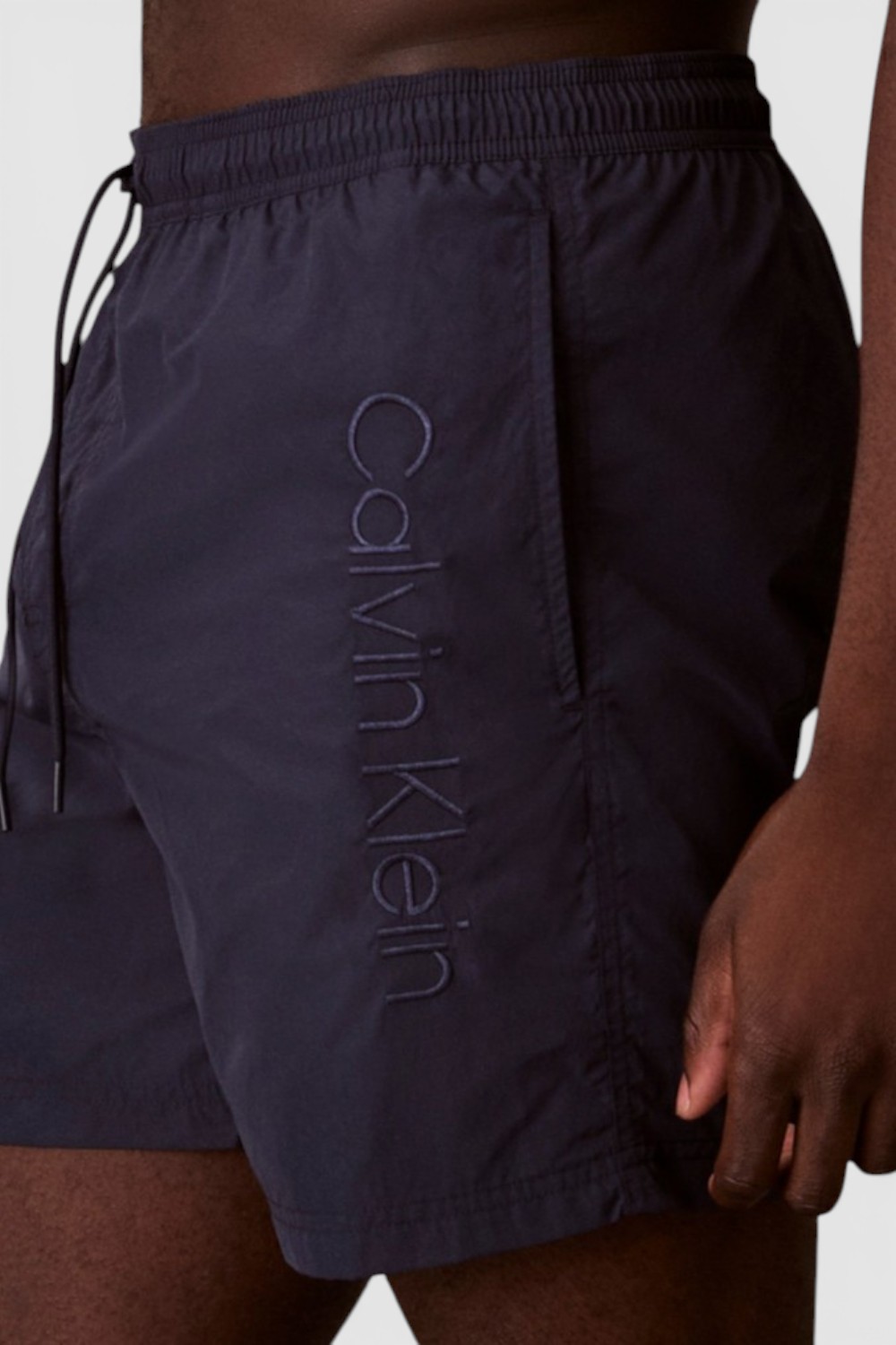 תמונת תקריב דוגמן של מכנסי בגד ים