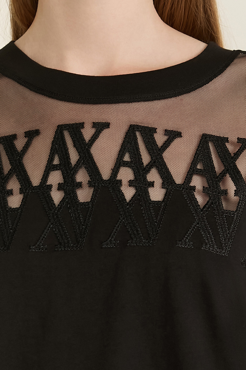 תמונת תקריב דוגמן של חולצת טי חצי-שקופה