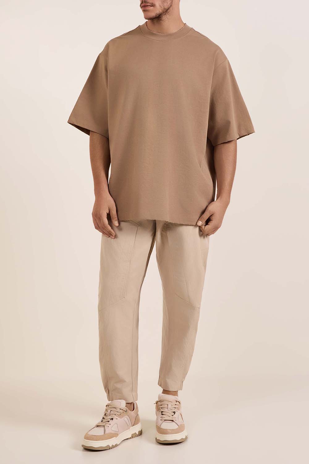 תמונת דוגמן קידמית של נעלי סניקרס