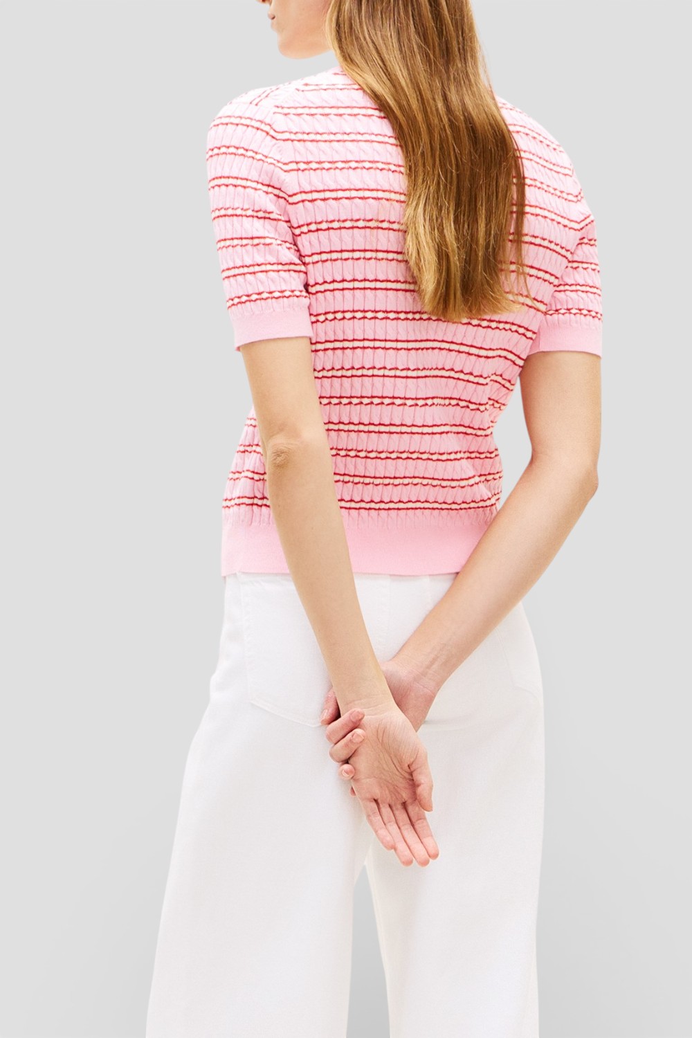 תמונת דוגמן אחורית של חולצת סריג