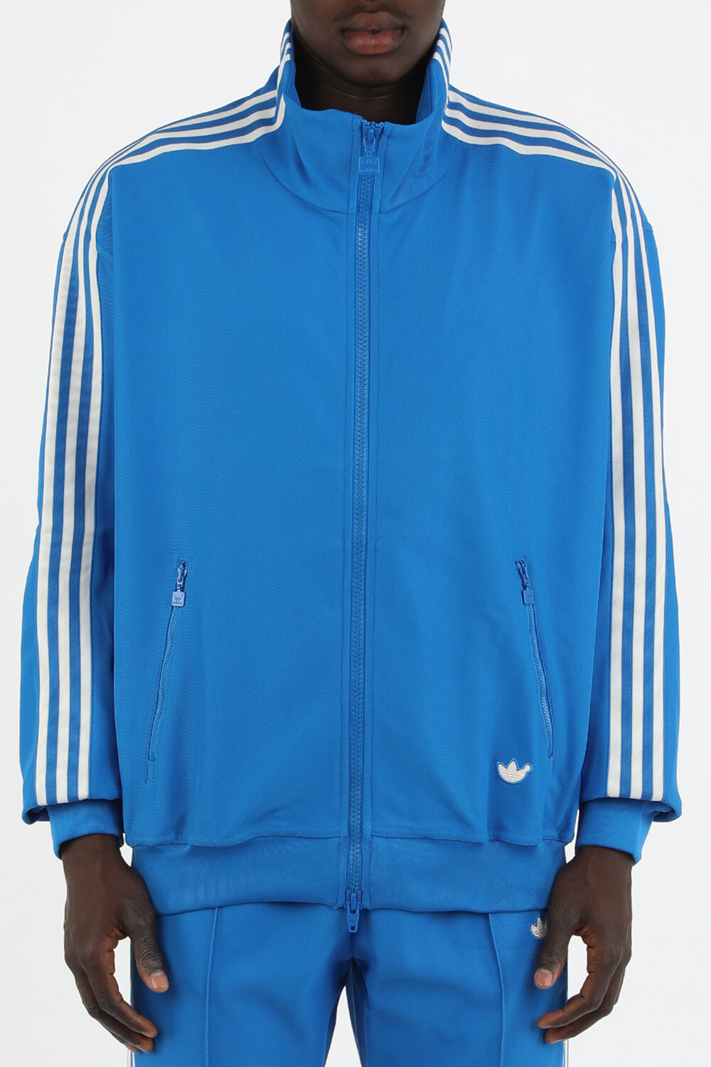 תמונת דוגמן קידמית של קולקציית הגרסה הכחולה של אדידס סווטשירט מרוכסן בגוון כחול
