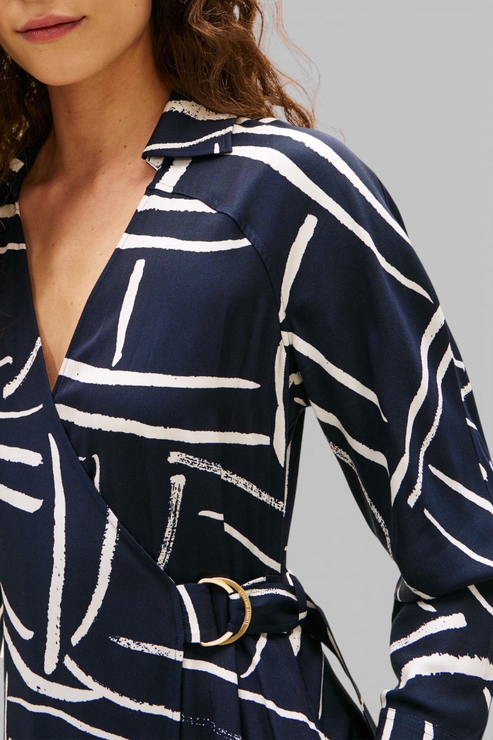 תמונת תקריב דוגמן של שמלת מידי