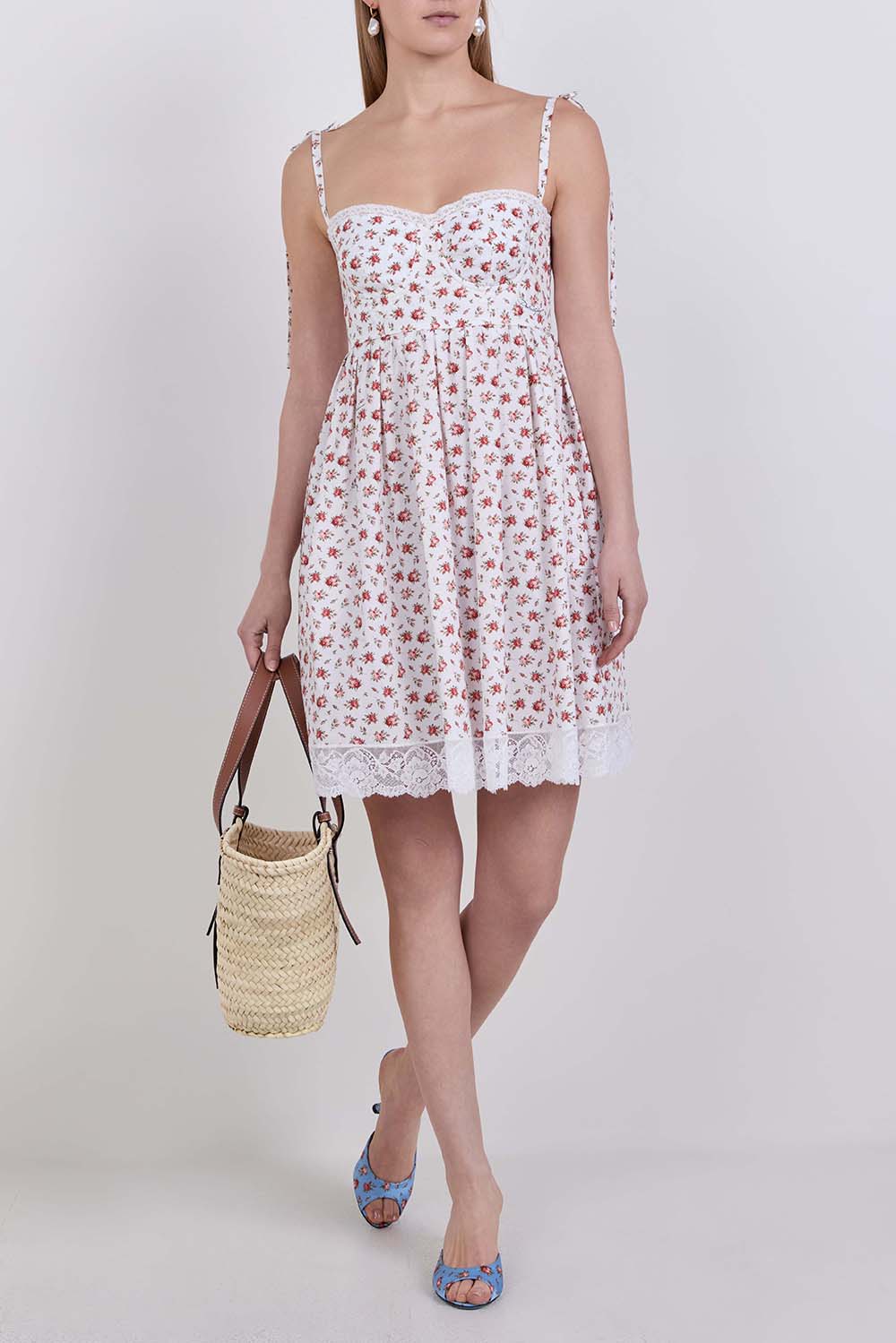 תמונת דוגמן קידמית של סנדלי עקב מיולס