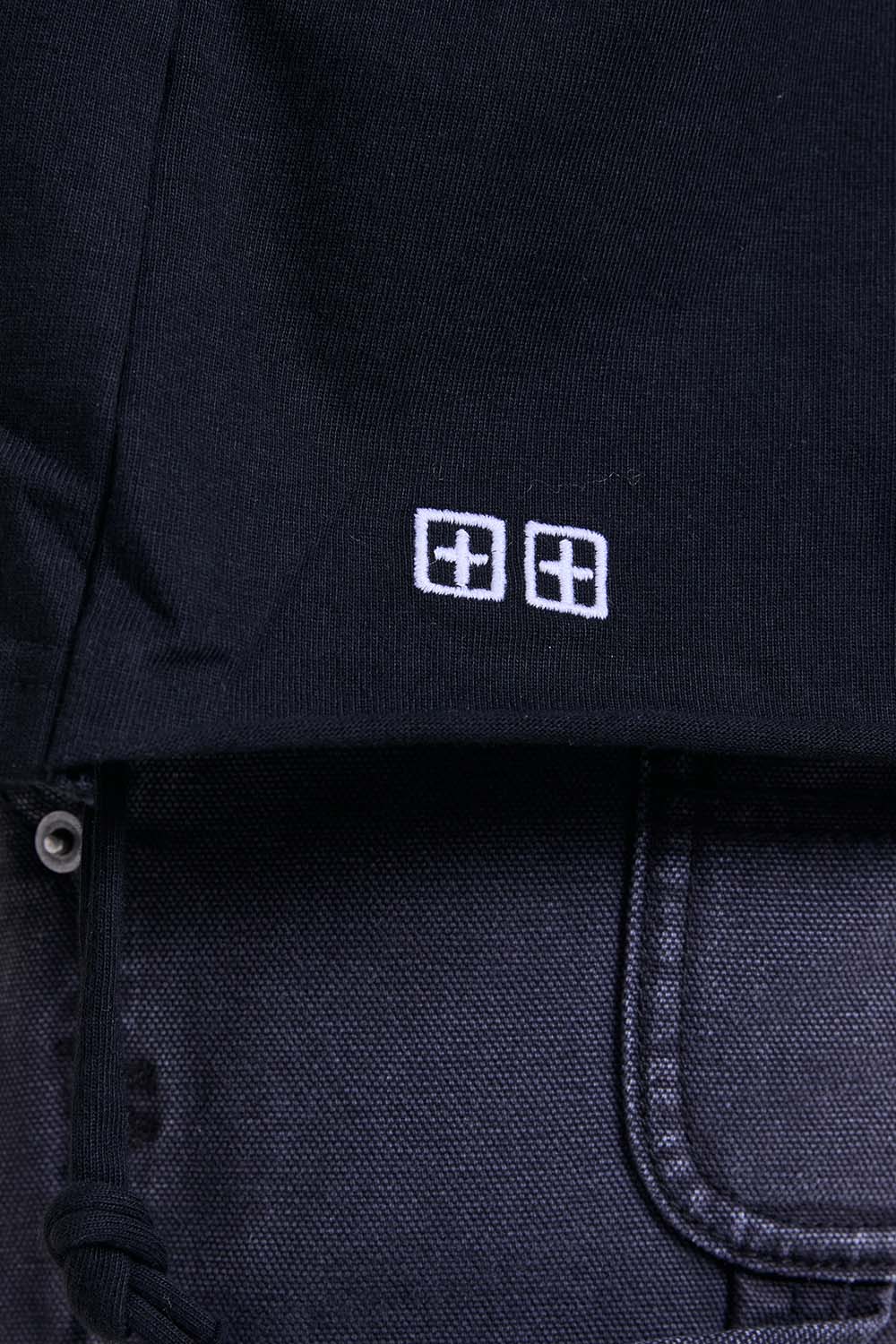 תמונת תקריב דוגמן של חולצת טי אוברסייז