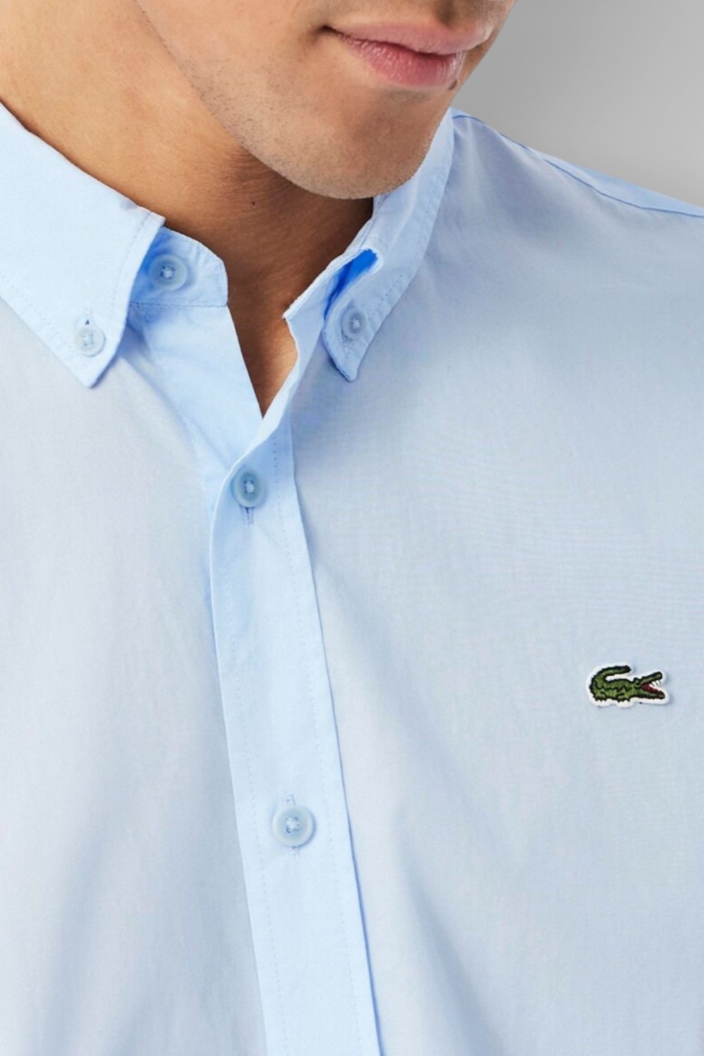 תמונת תקריב דוגמן של חולצת כפתורים ארוכה