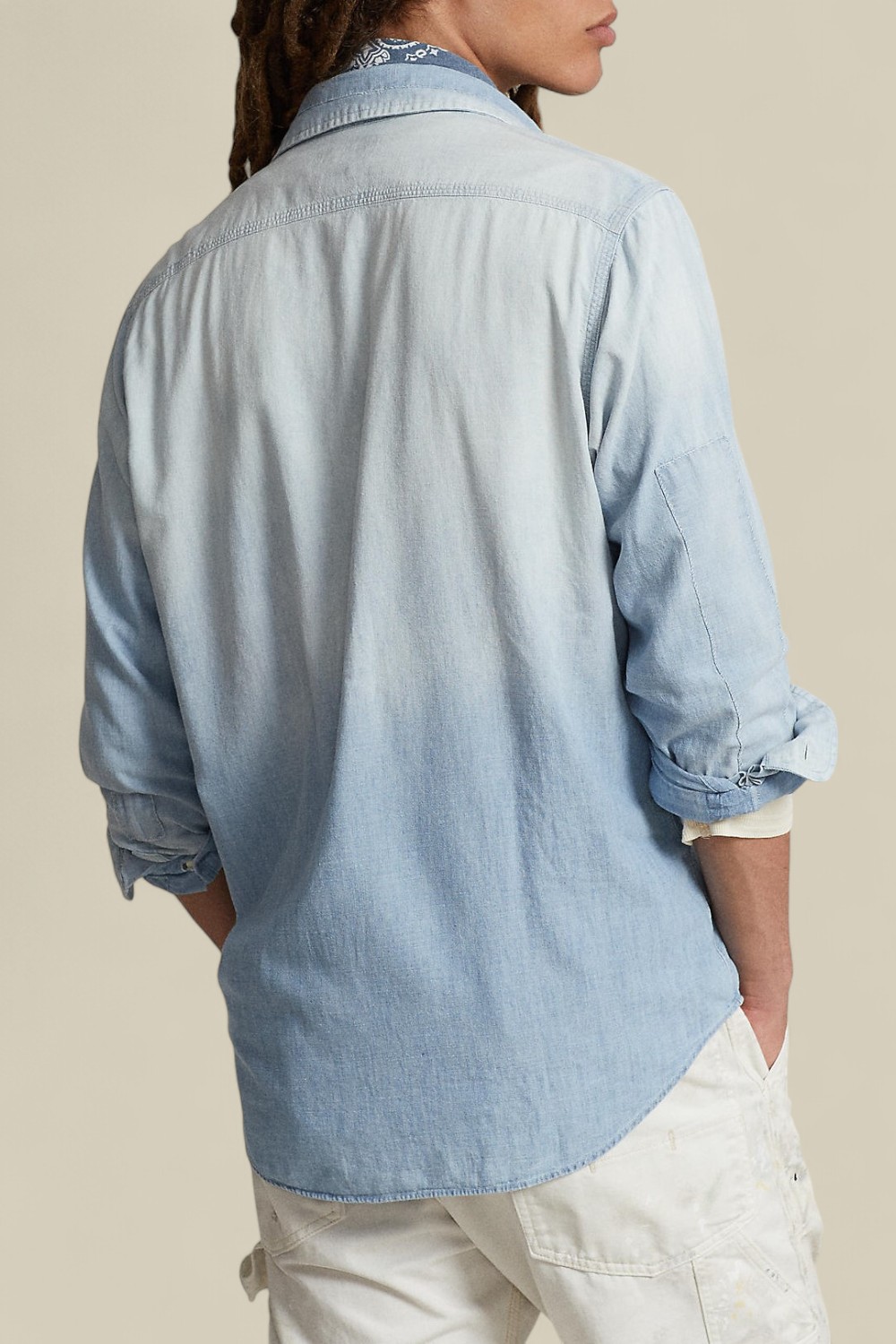 תמונת דוגמן אחורית של חולצת כפתורים ג'ינס