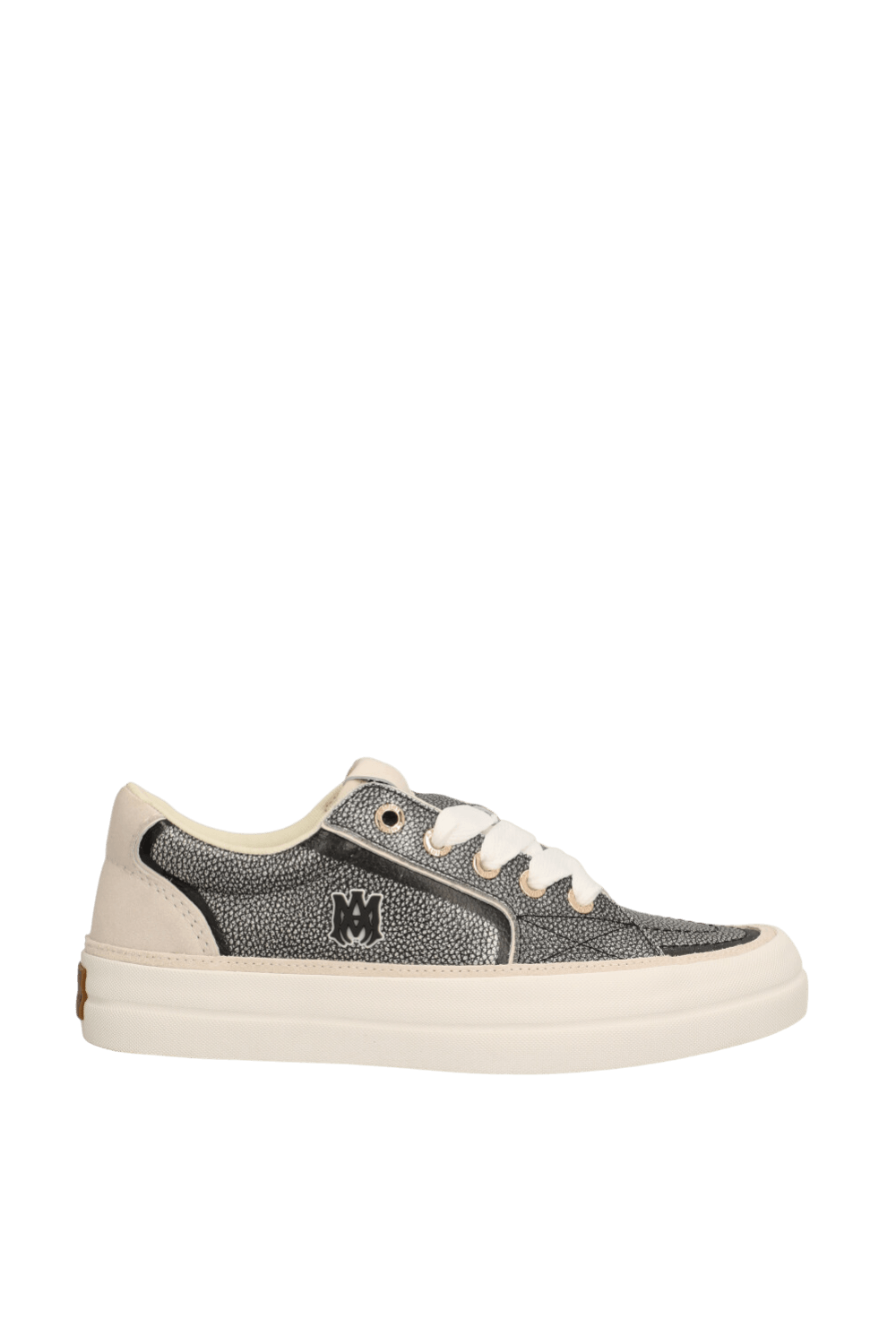 תמונה קידמית של נעלי סניקרס