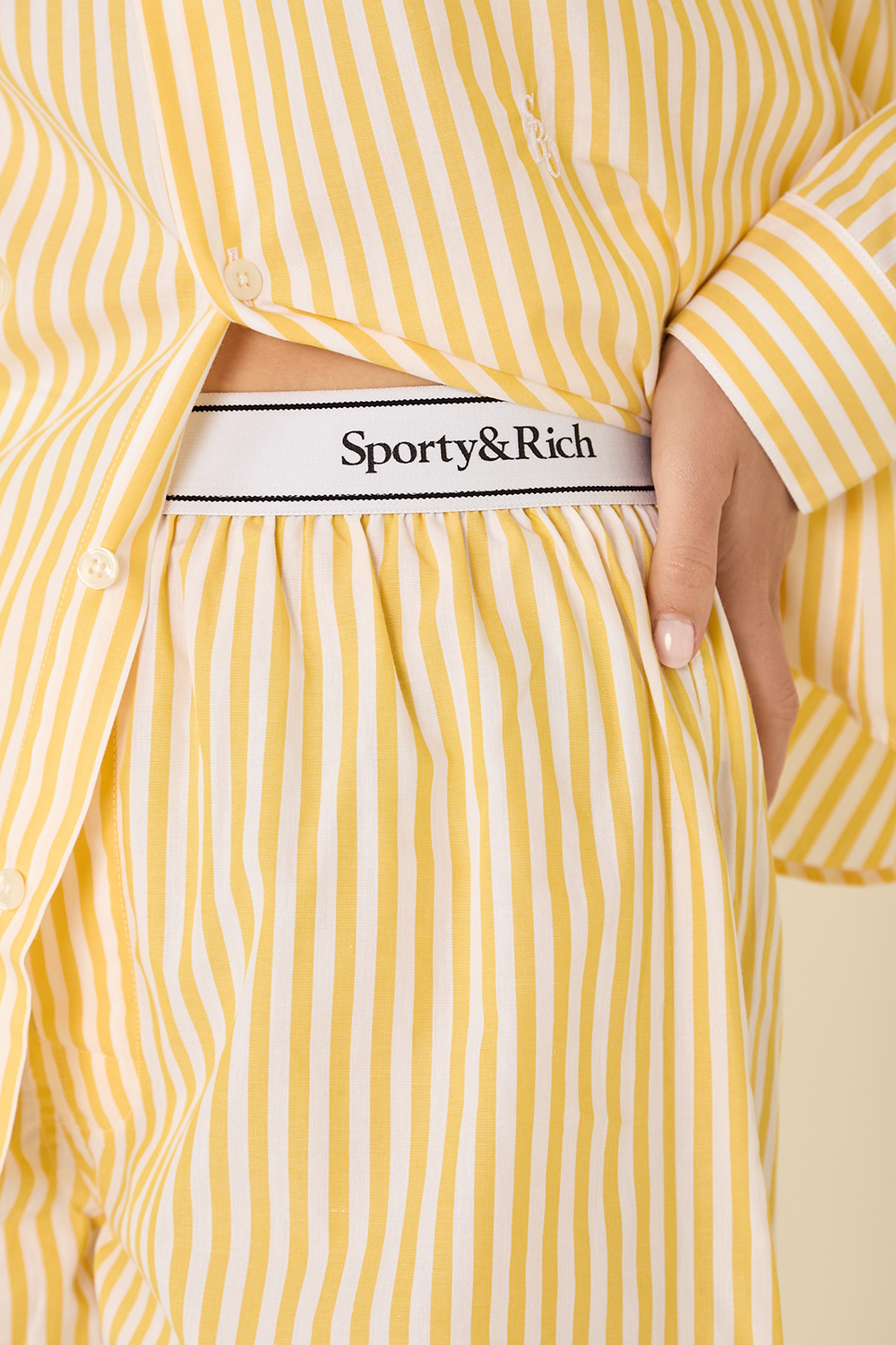 תמונת תקריב דוגמן של מכנסי בוקסר קצרים