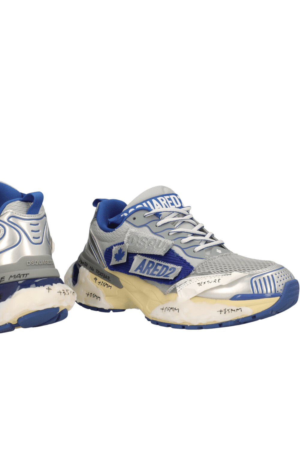 תמונת תקריב של נעלי סניקרס פסטר