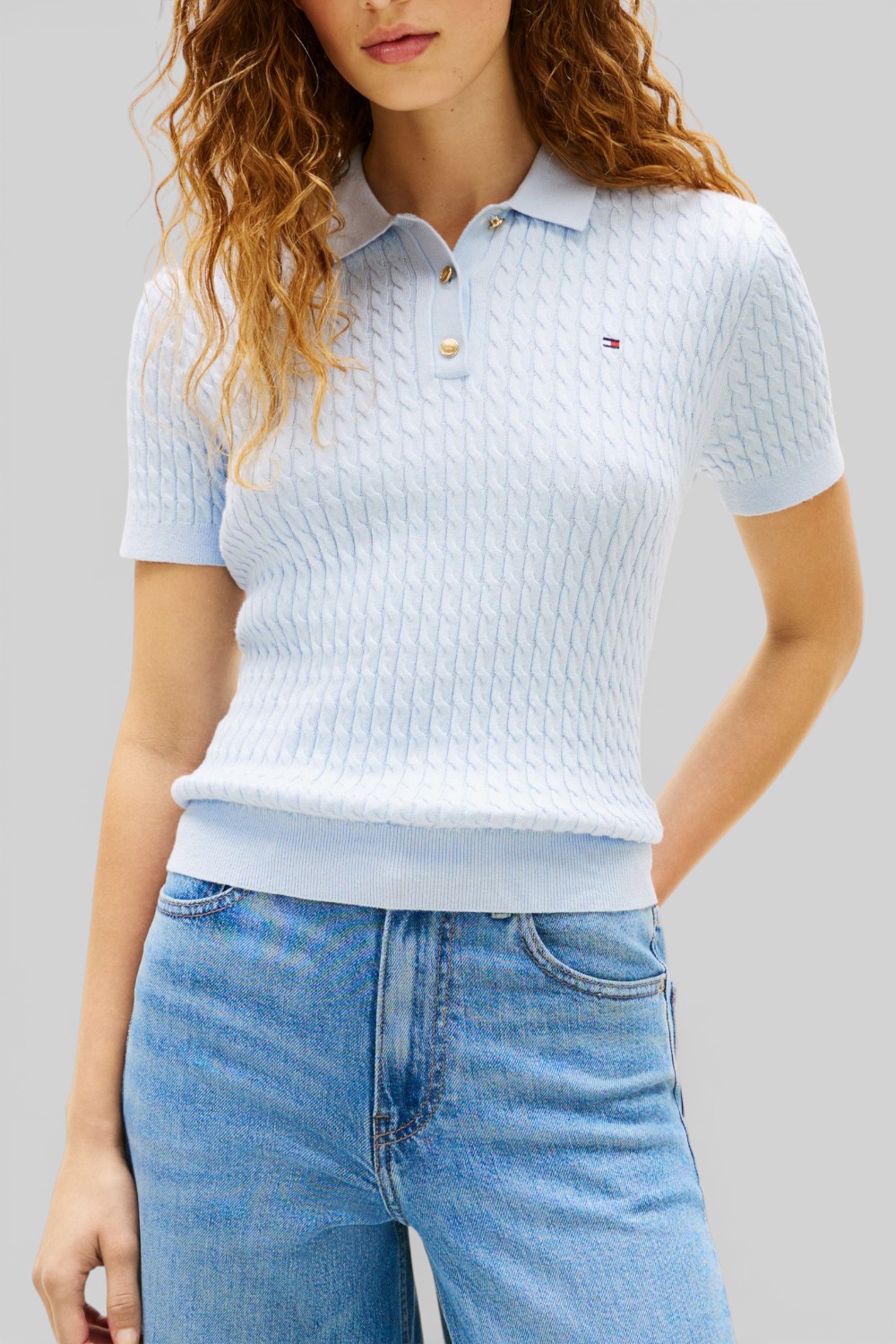 תמונת דוגמן קידמית של חולצת פולו סריג