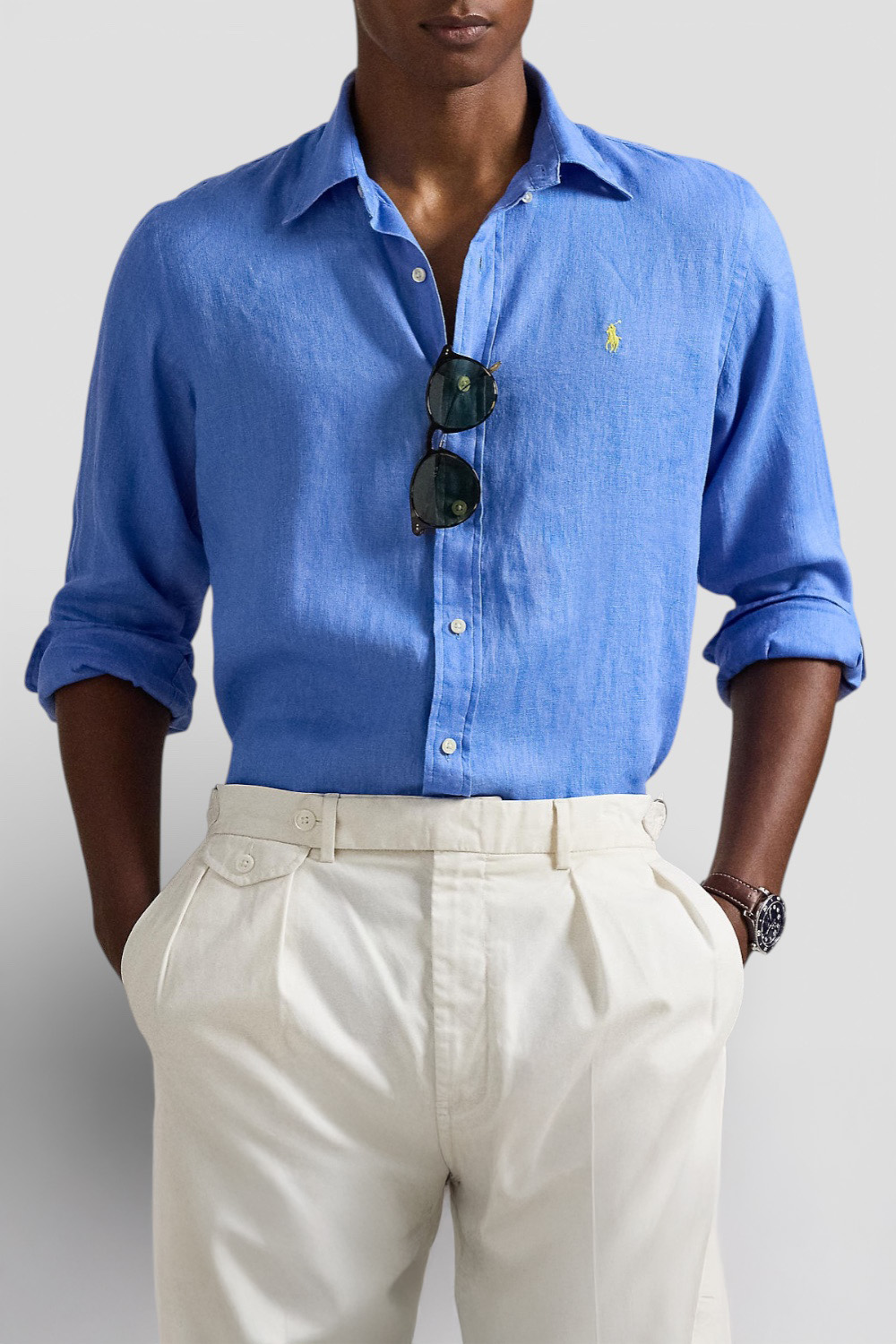 תמונת דוגמן קידמית של חולצה מכופתרת