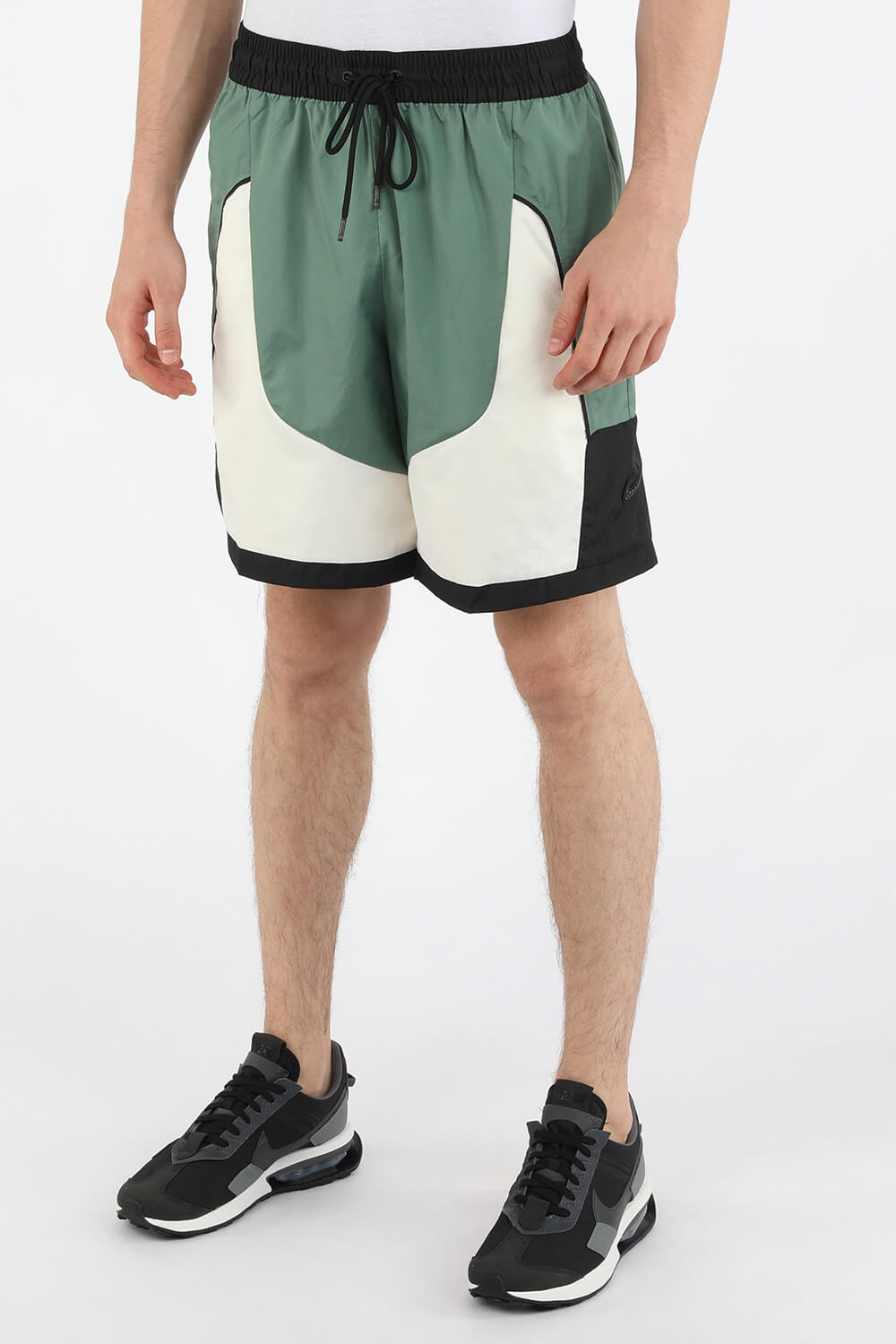 תמונת דוגמן קידמית של Throwback Basketball Shorts in Multicolor