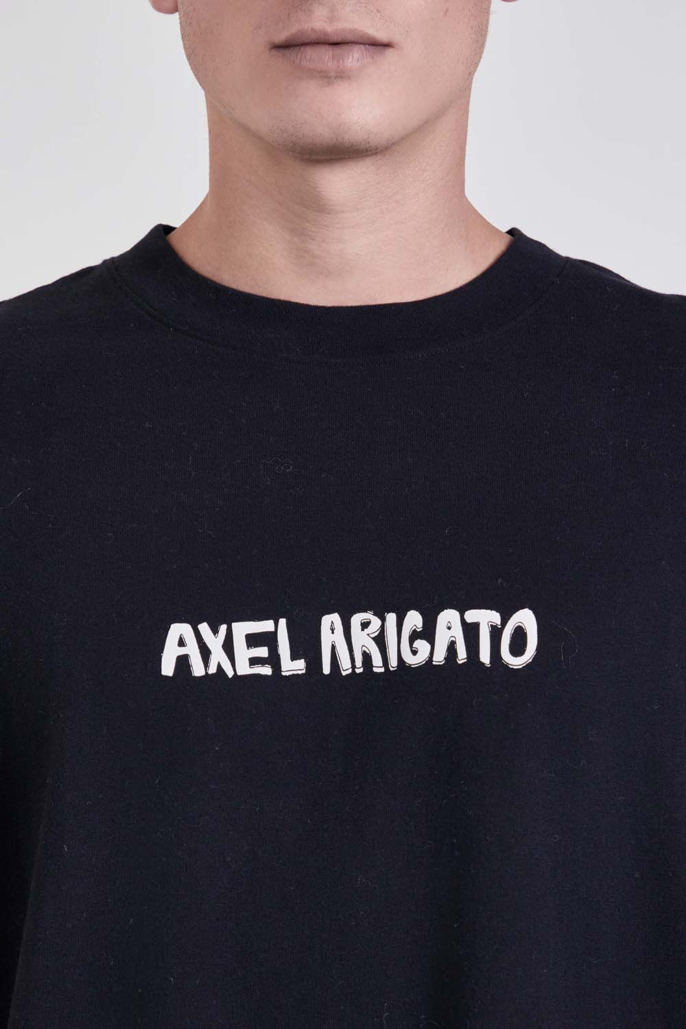 תמונת תקריב דוגמן של חולצת טי אוברסייז