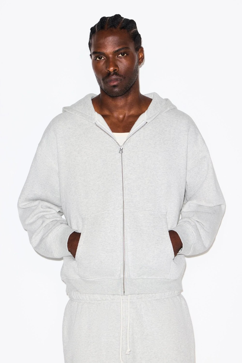 תמונת תקריב דוגמן של RELAXED ZIP UP HOODIE