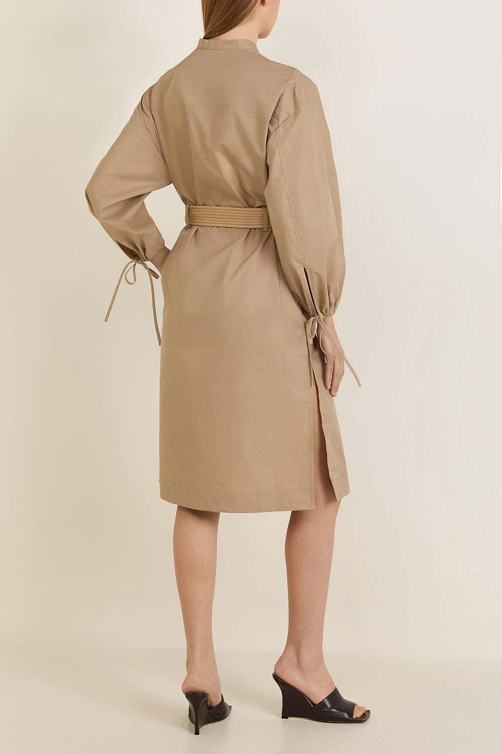 תמונת דוגמן אחורית של שמלה