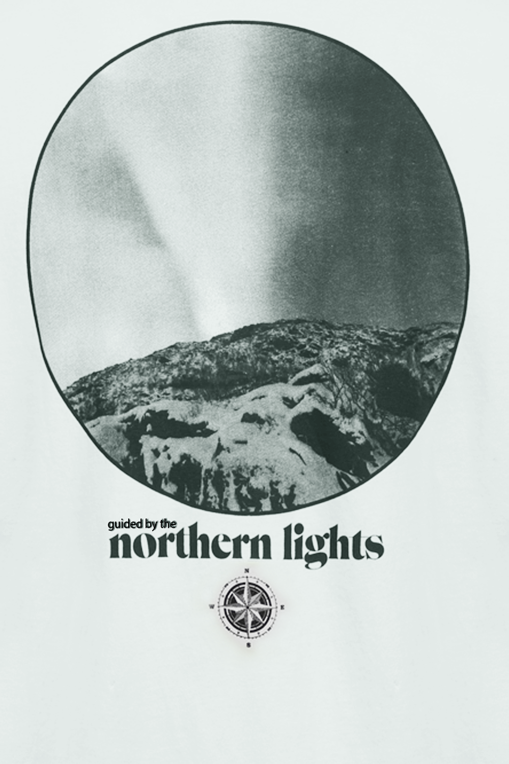 תמונת תקריב של חולצת טי עם הדפס אורות הצפון