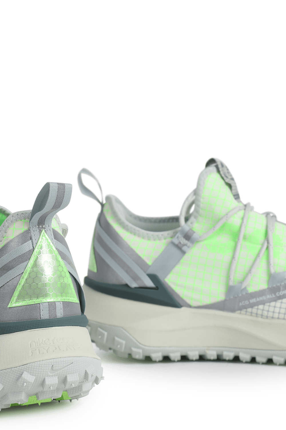 תמונת תקריב של נעלי ספורט איי-סי-ג'י מאונטיין בגווני ירוק ואפור