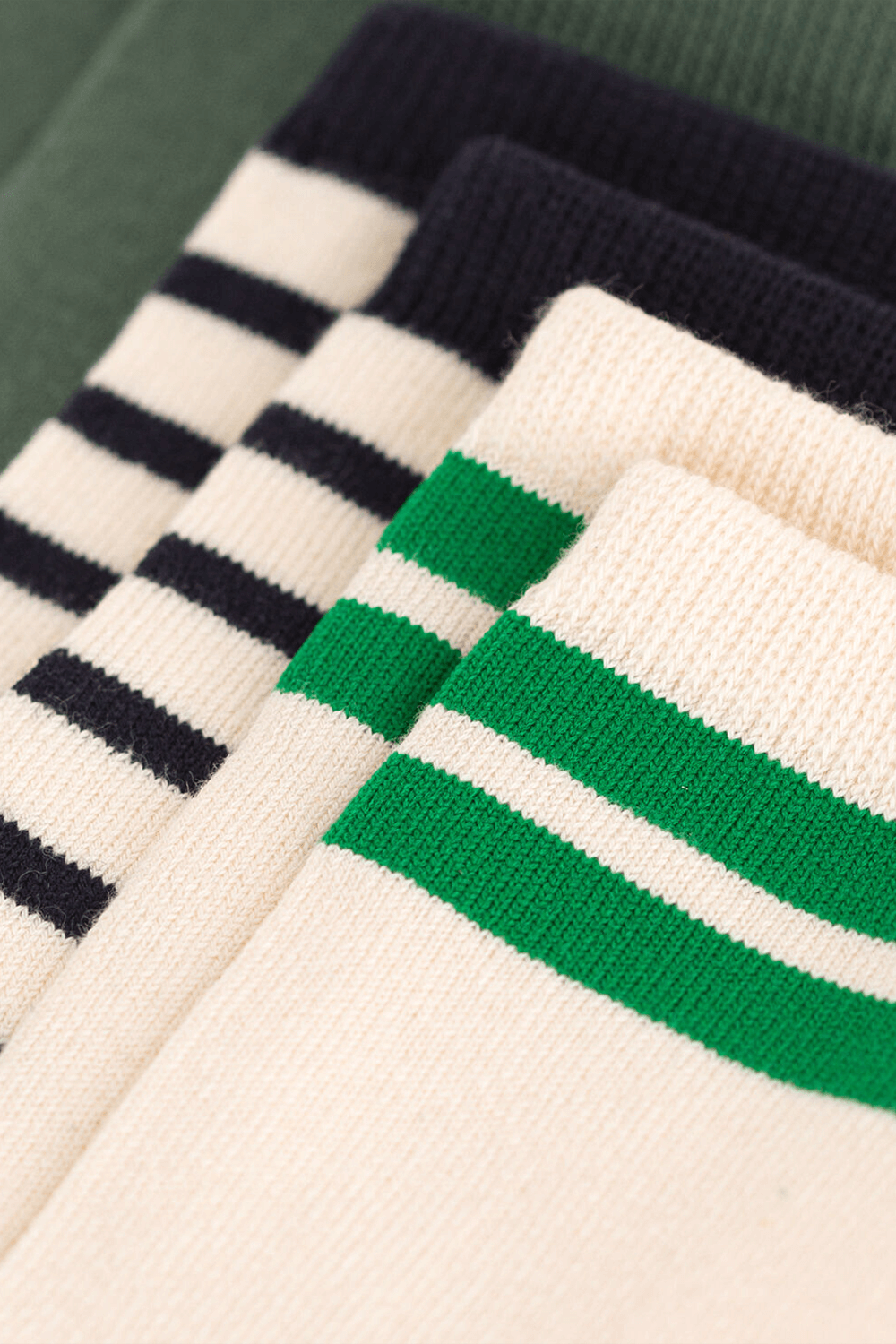 תמונה אחורית של מארז שלושה זוגות גרביים - גילאי 4-14 שנים