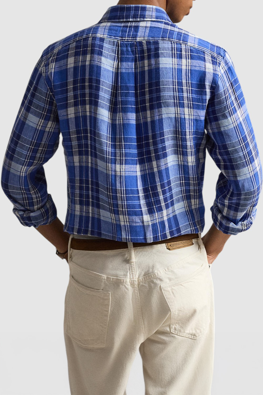 תמונת דוגמן אחורית של חולצה מכופתרת