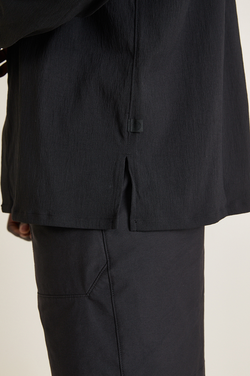 תמונת תקריב דוגמן של Relaxed-Fit Long Sleeve Button-Up