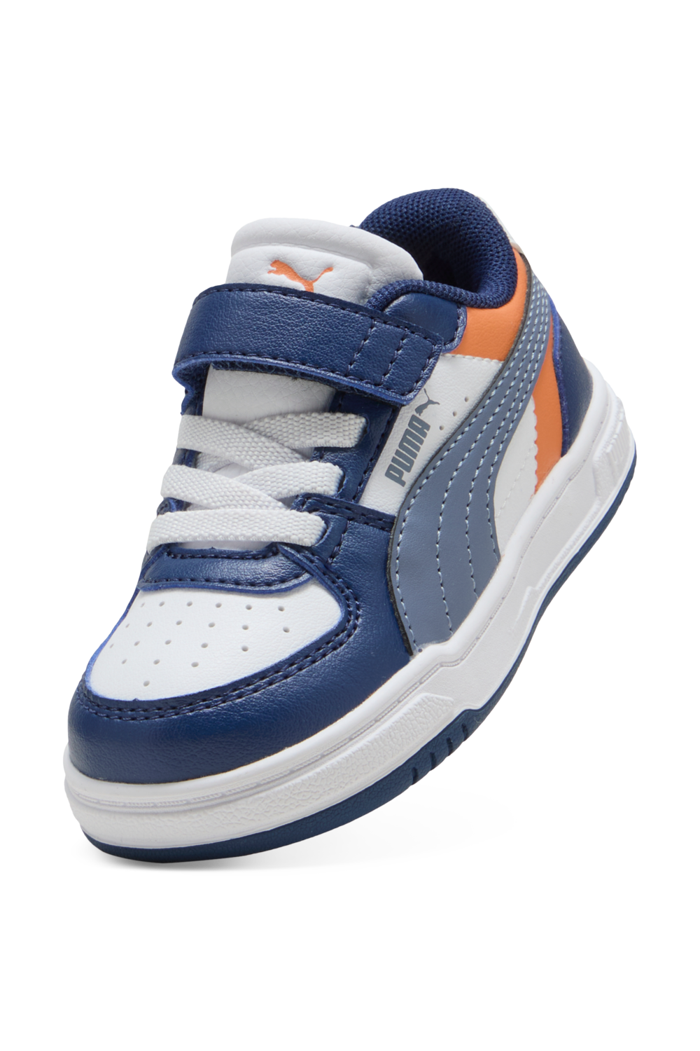 תמונת תקריב של נעלי סניקרס Caven III