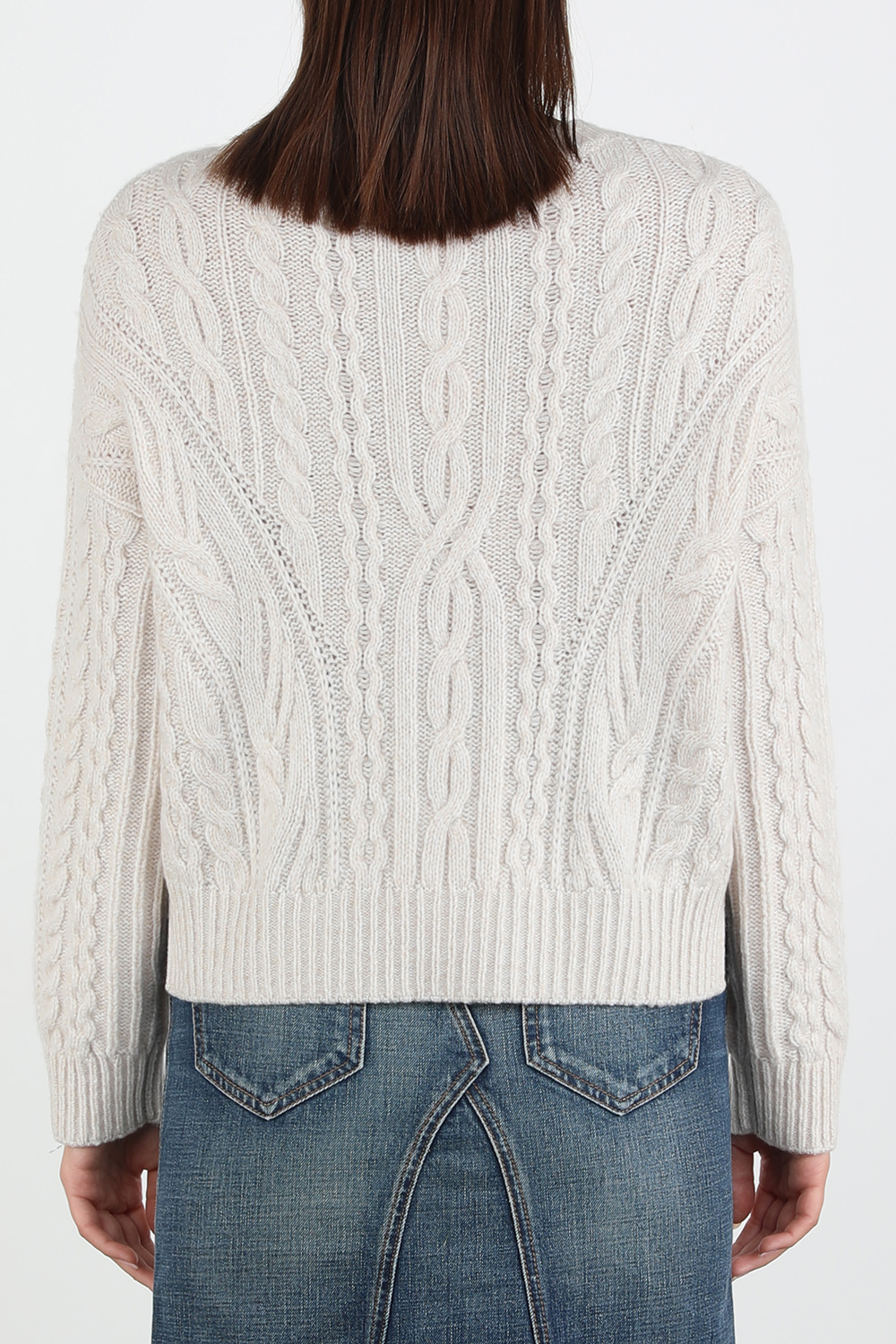 תמונת דוגמן אחורית של סוודר אוף וויט בסריגה צ'אנקית