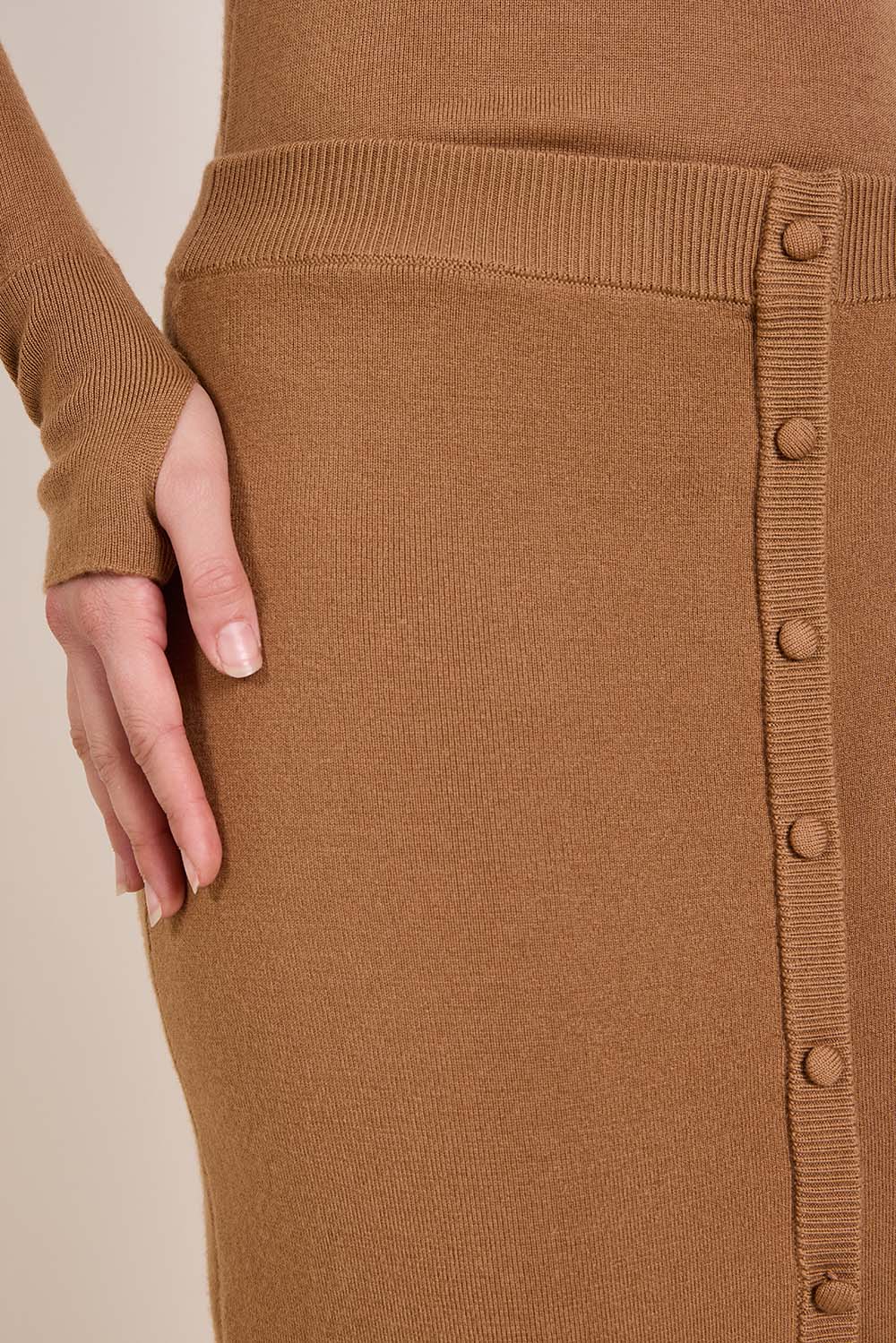 תמונת תקריב דוגמן של חצאית צמר מידי