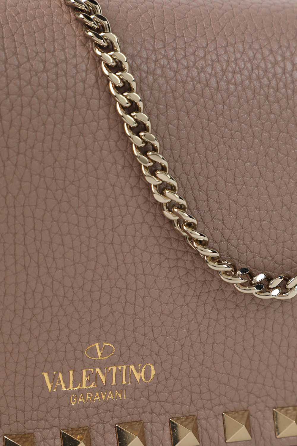 תמונת תקריב של תיק צד מלבני מעור בגוון פודרה