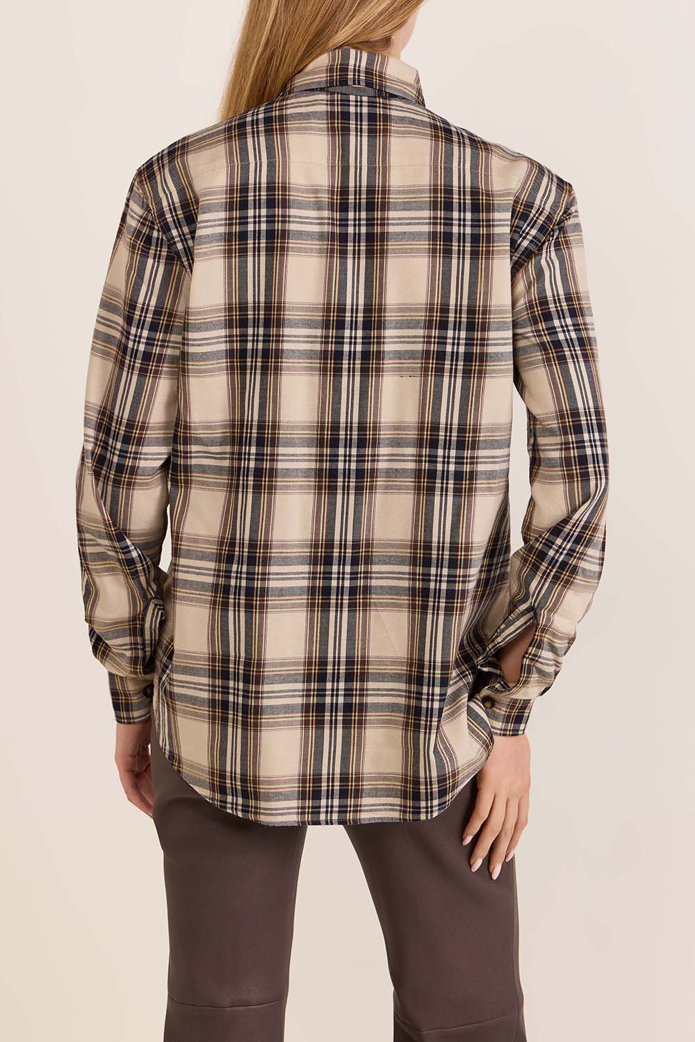 תמונת דוגמן אחורית של חולצת כפתורים עם צווארון קשירה