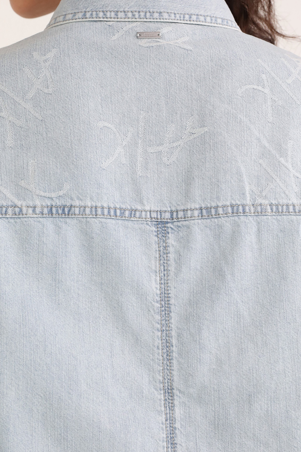 תמונת תקריב דוגמן של חולצה מכופתרת ג'ינס