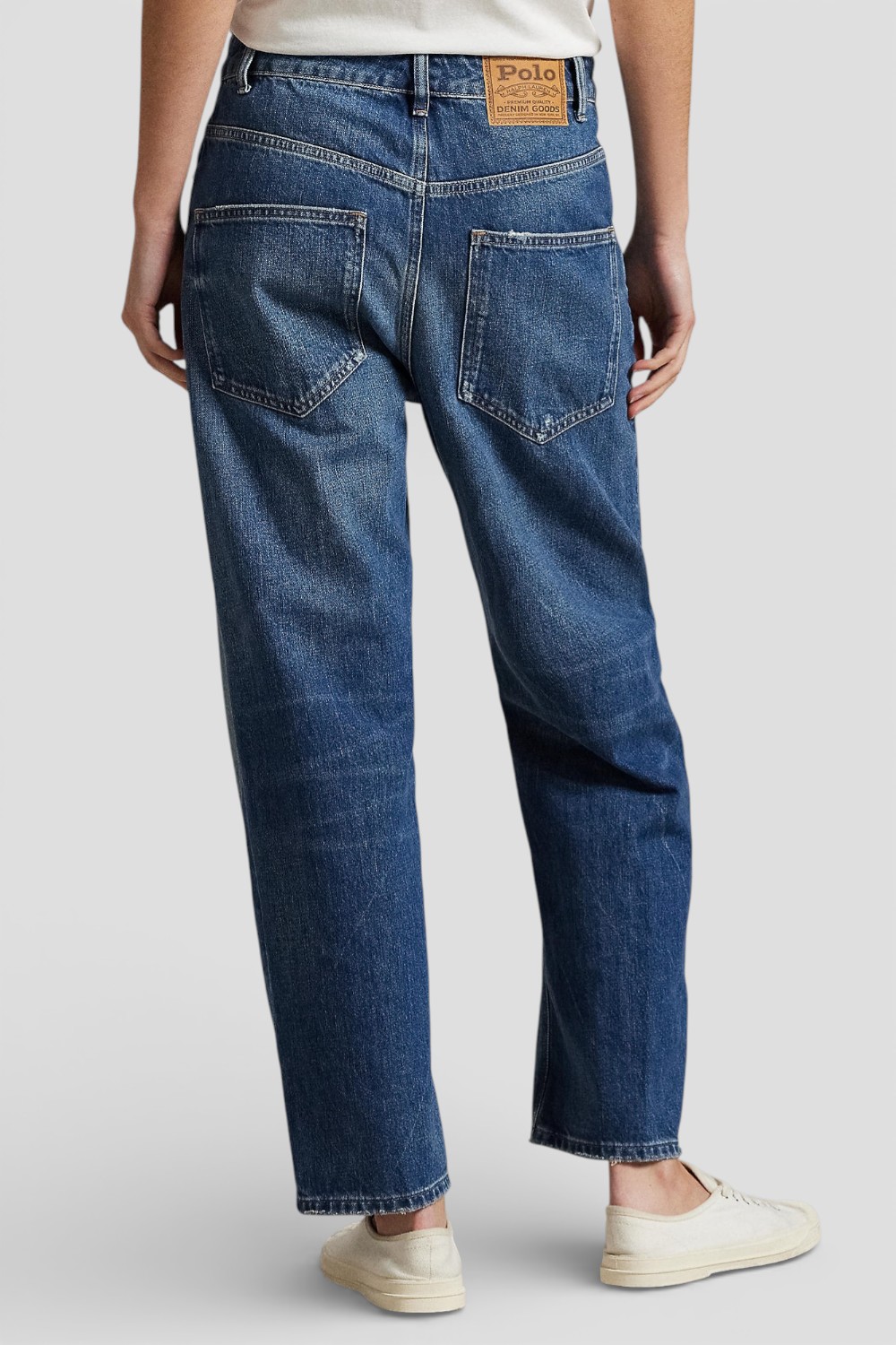 תמונת דוגמן אחורית של מכנסי ג'ינס בגזרה משוחררת