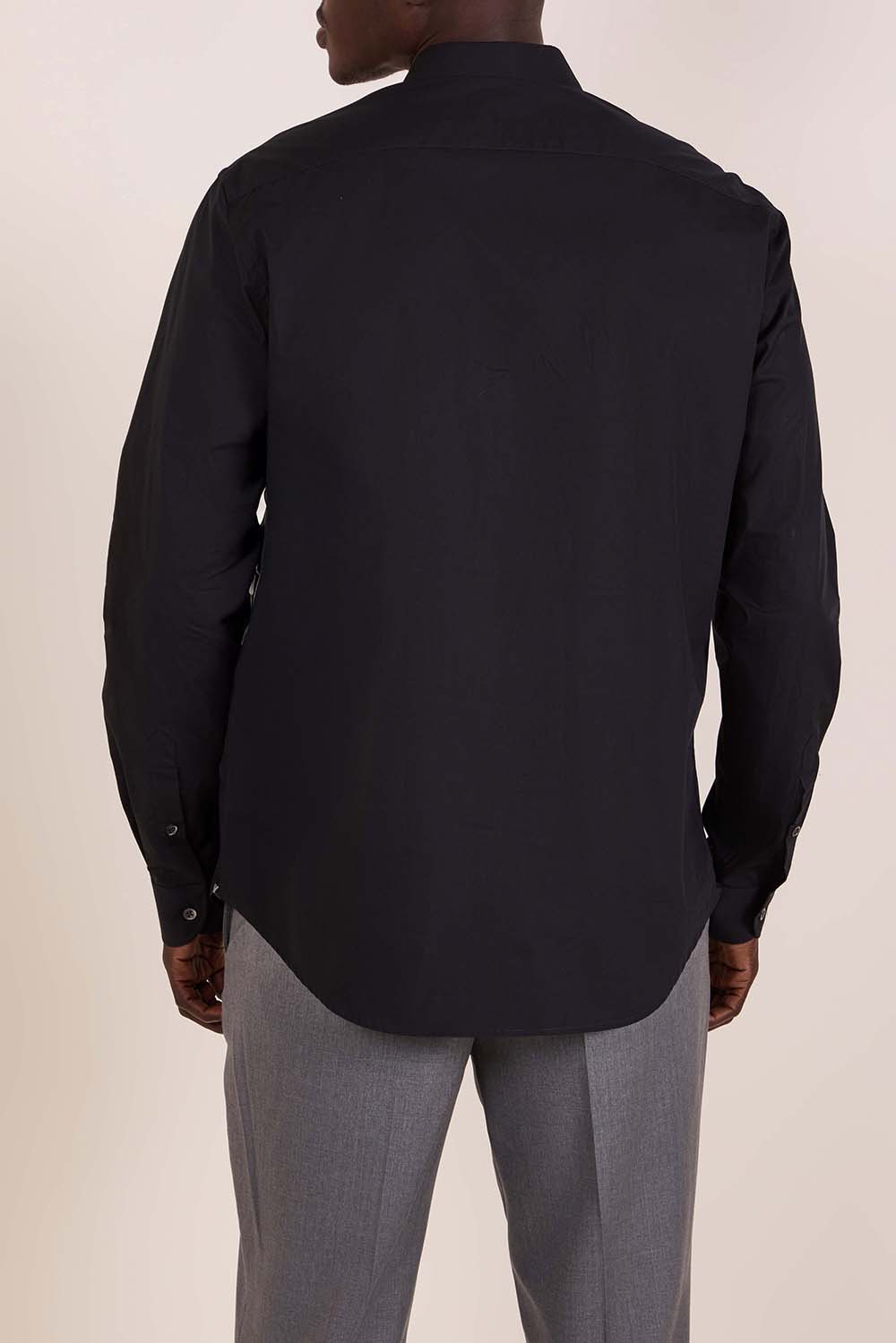 תמונת דוגמן אחורית של חולצה מכופתרת