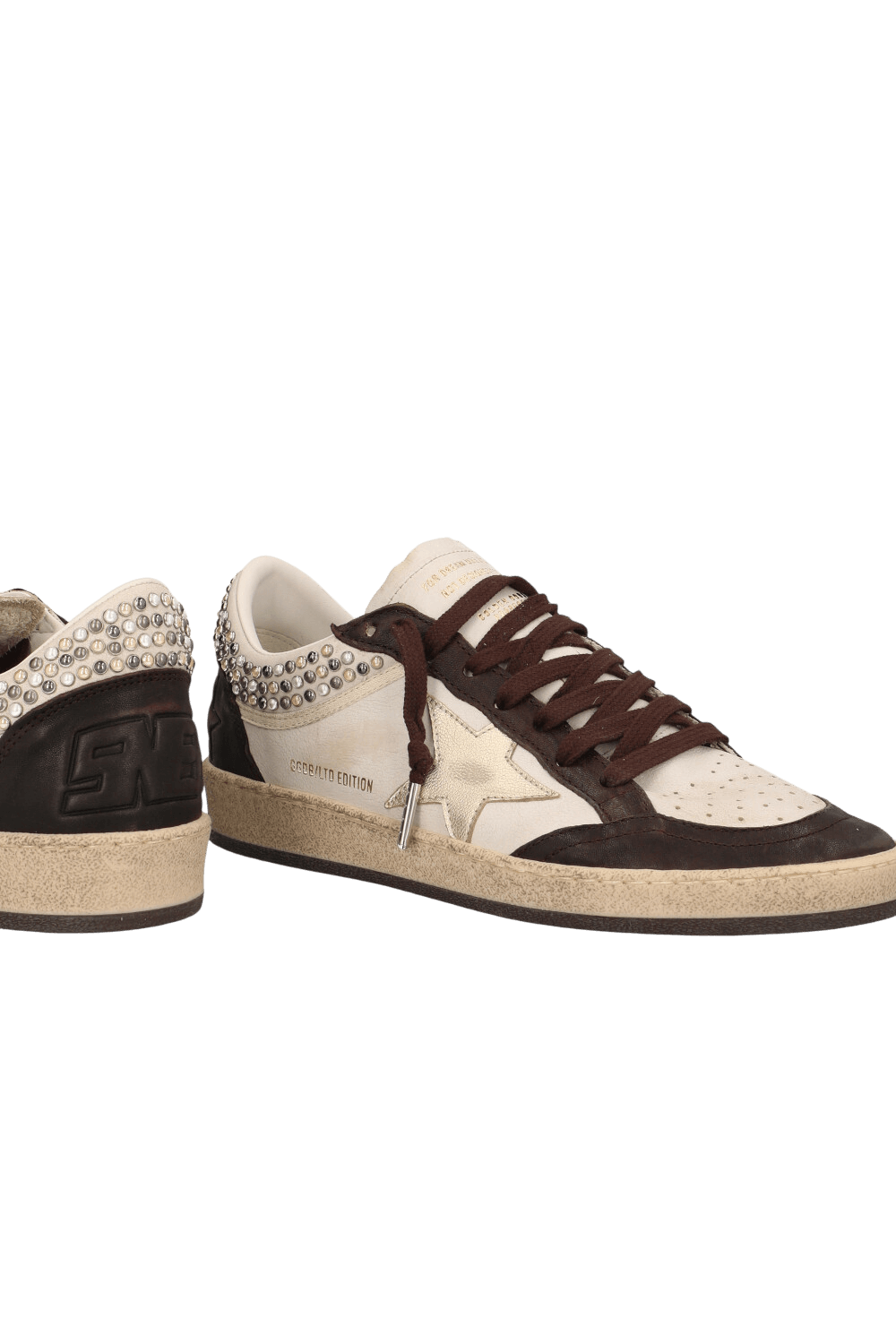 תמונת תקריב של נעלי סניקרס בולסטאר