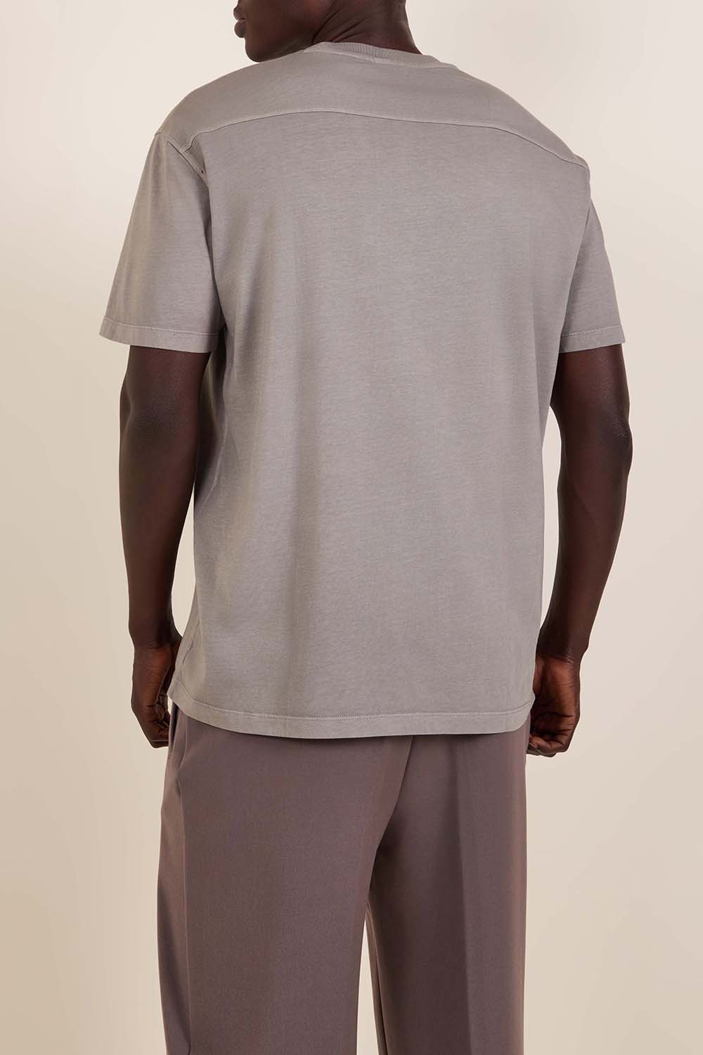 תמונת דוגמן אחורית של חולצת טי