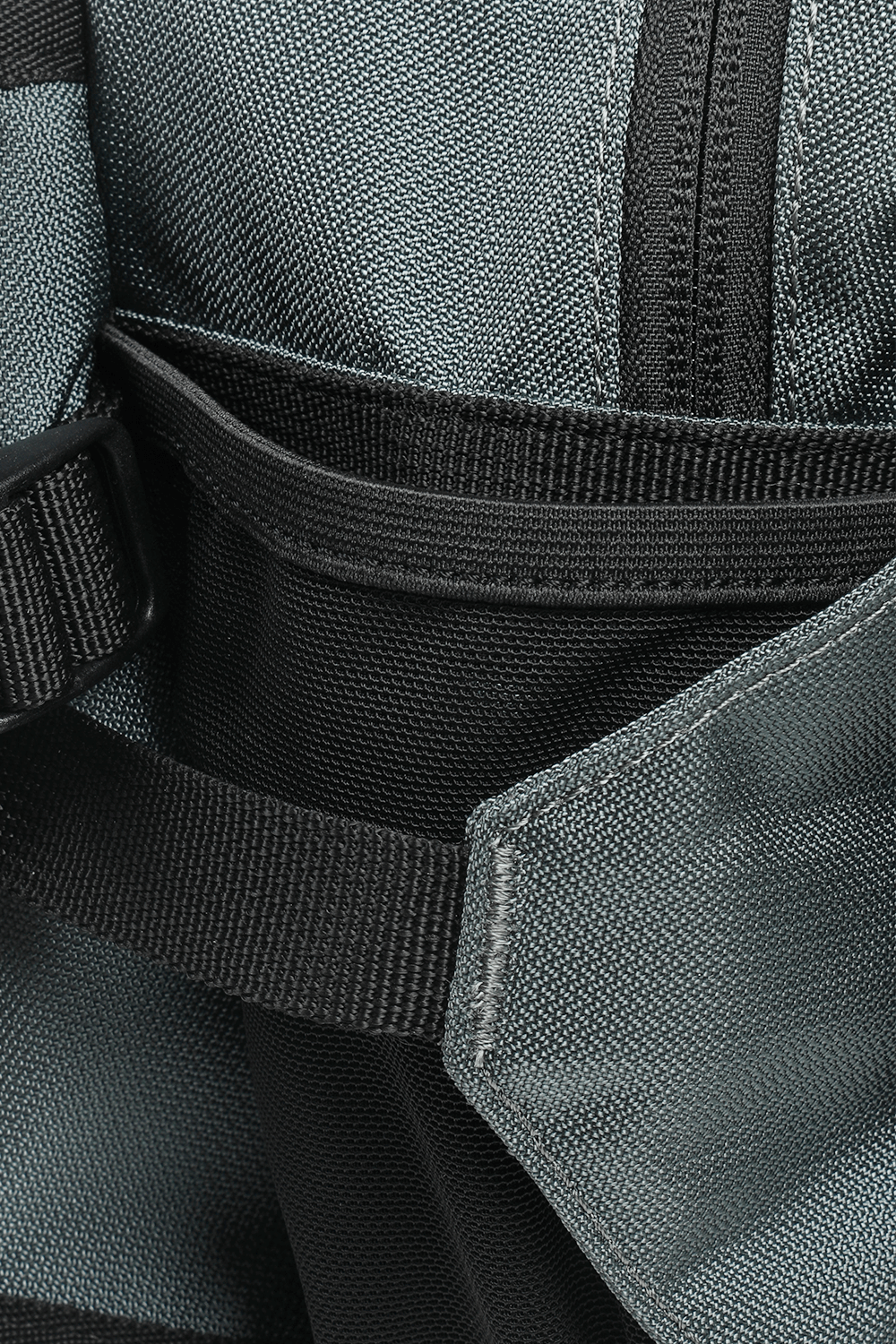 תמונת תקריב של תיק פאוץ' בצע אפור