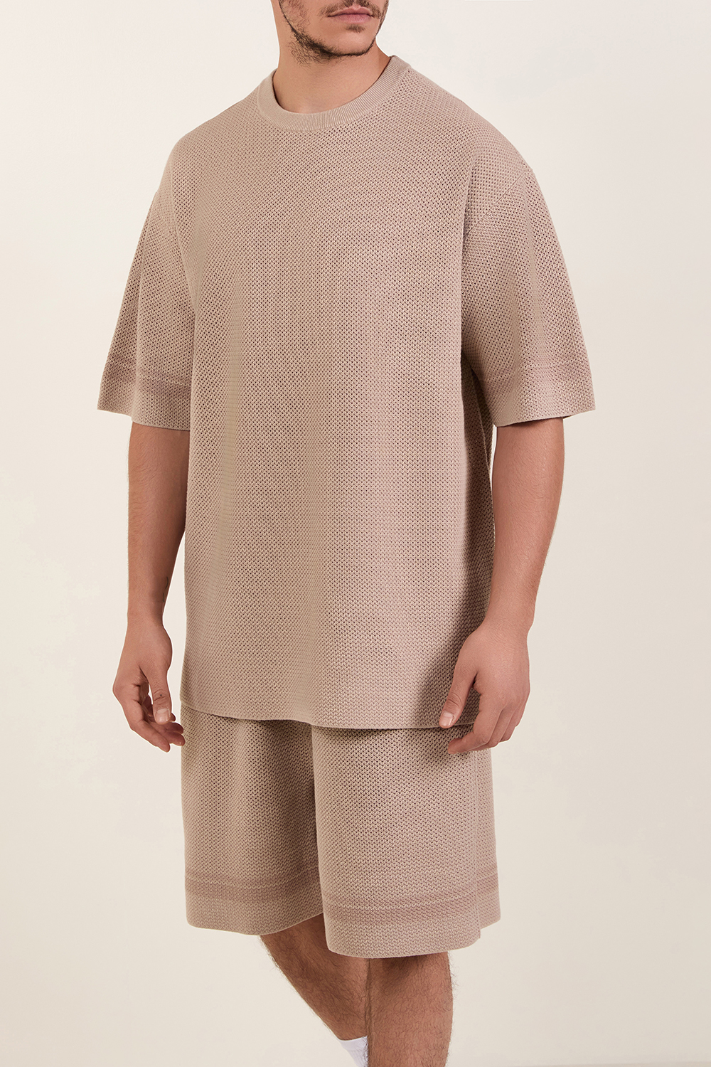 תמונת דוגמן קידמית של סט מכנסיים קצרים וחולצת טי