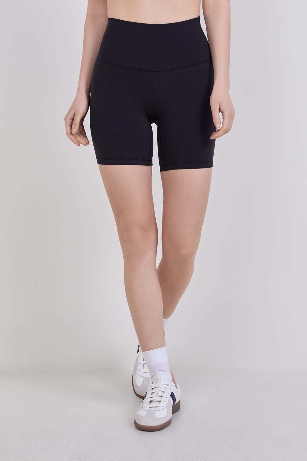 תמונת דוגמן קידמית של lululemon Align&trade; High-Rise Short 6''