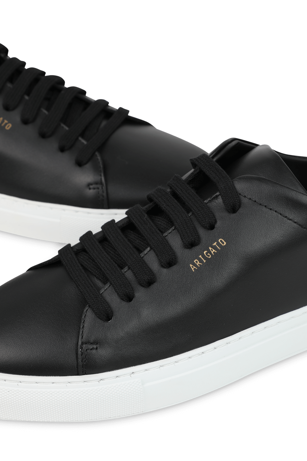 תמונת תקריב של נעלי סניקרס קלין 90