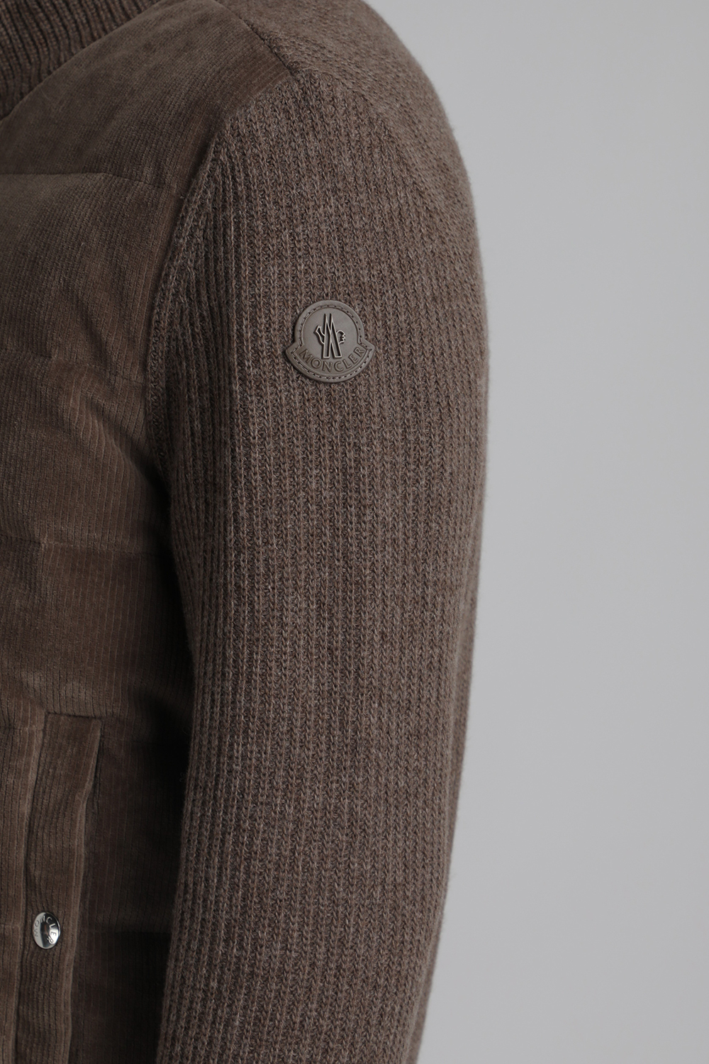 תמונת תקריב דוגמן של קרדיגן עם וסט קורדרוי