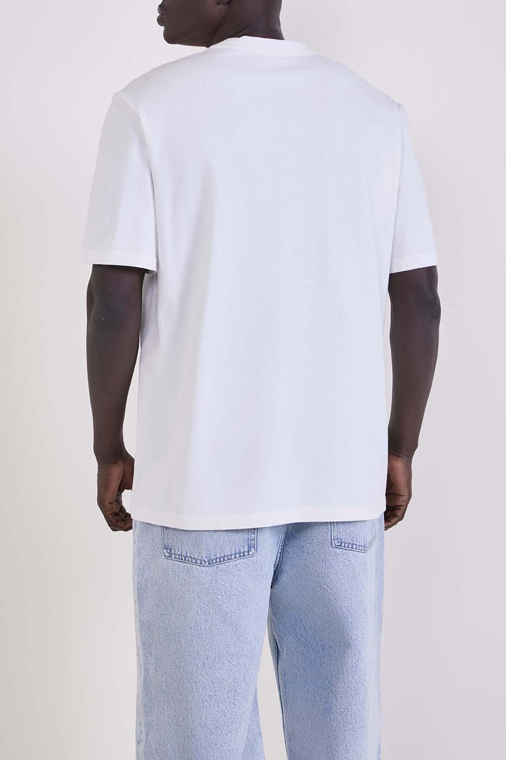 תמונת דוגמן אחורית של חולצת טי